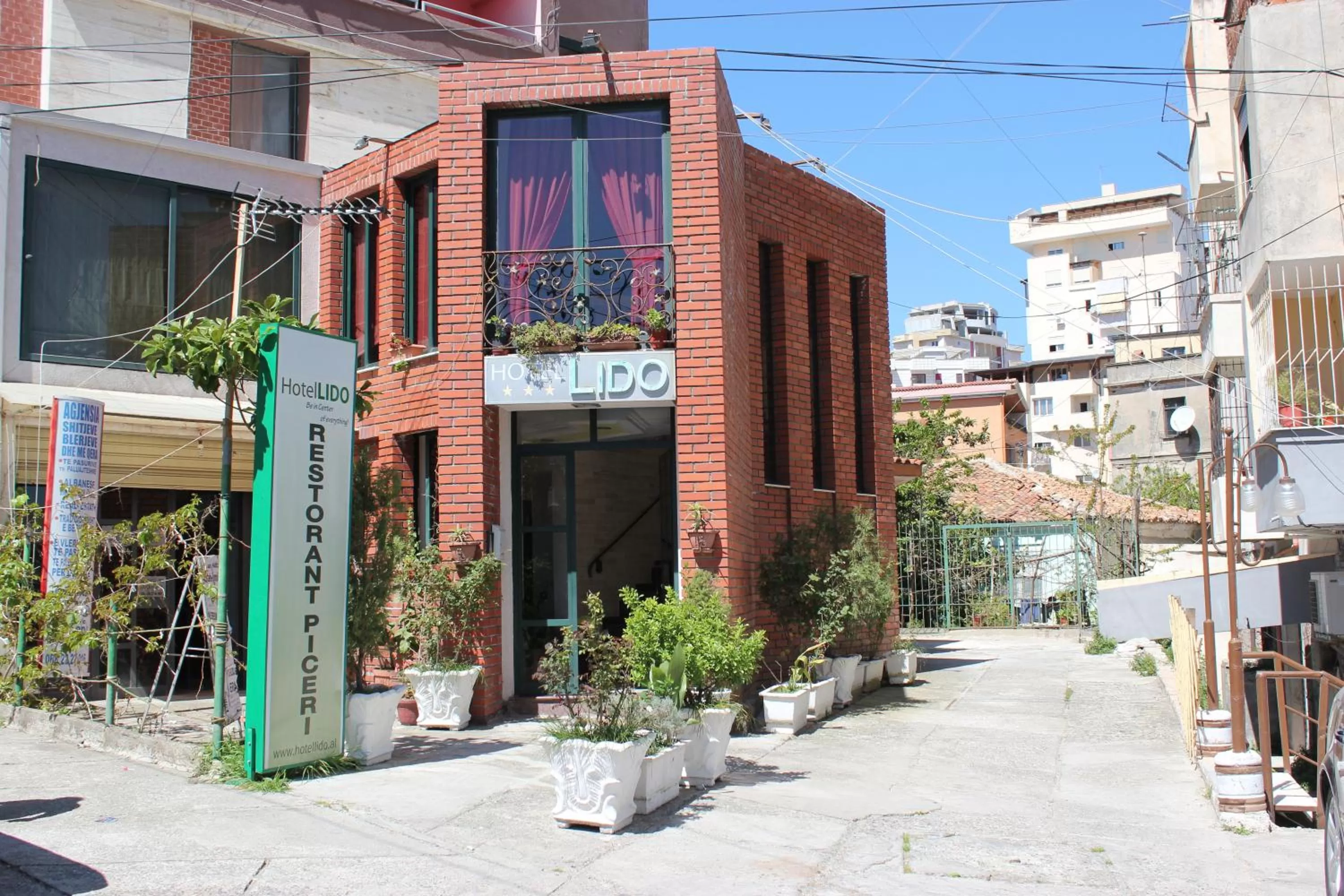 Facade/entrance in Hotel Lido