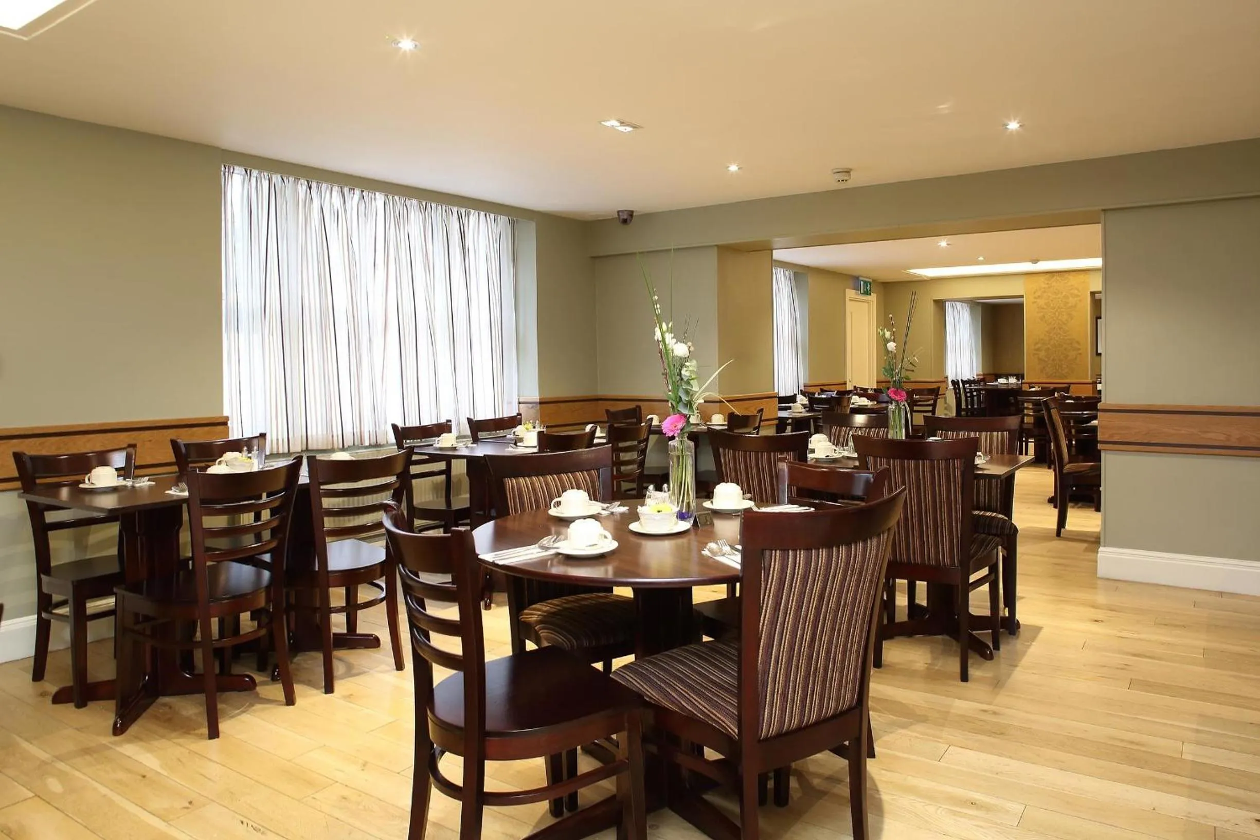 Restaurant/places to eat in Phoenix Hotel