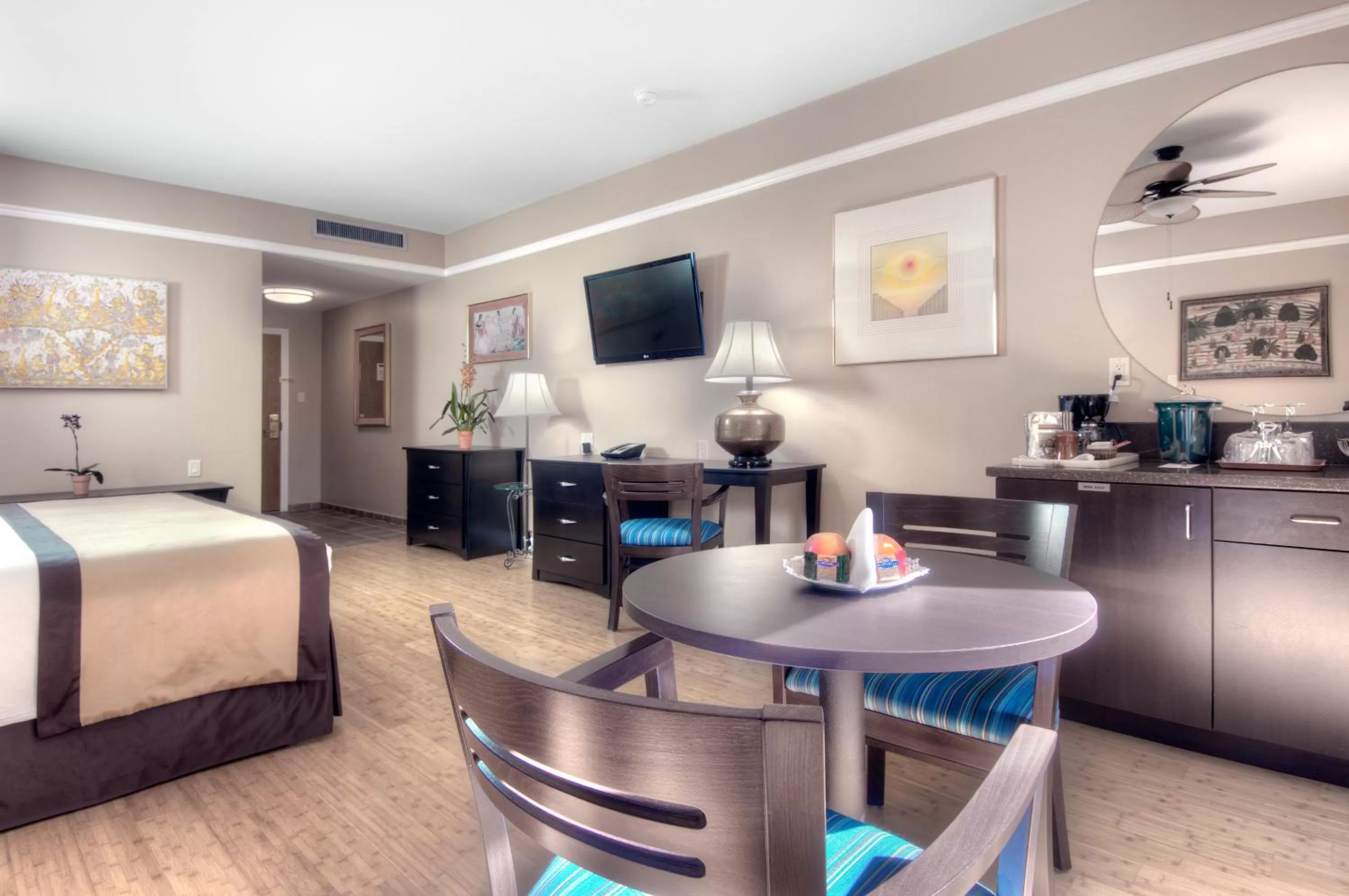 Photo of the whole room, Bed in Dinah's Garden Hotel