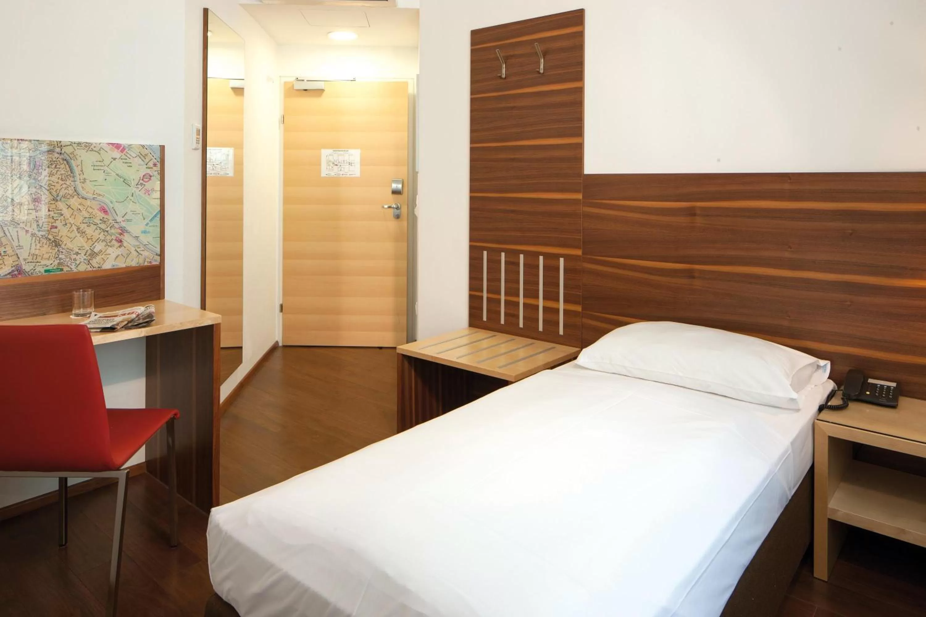 Bed in Austria Trend Hotel beim Theresianum Wien