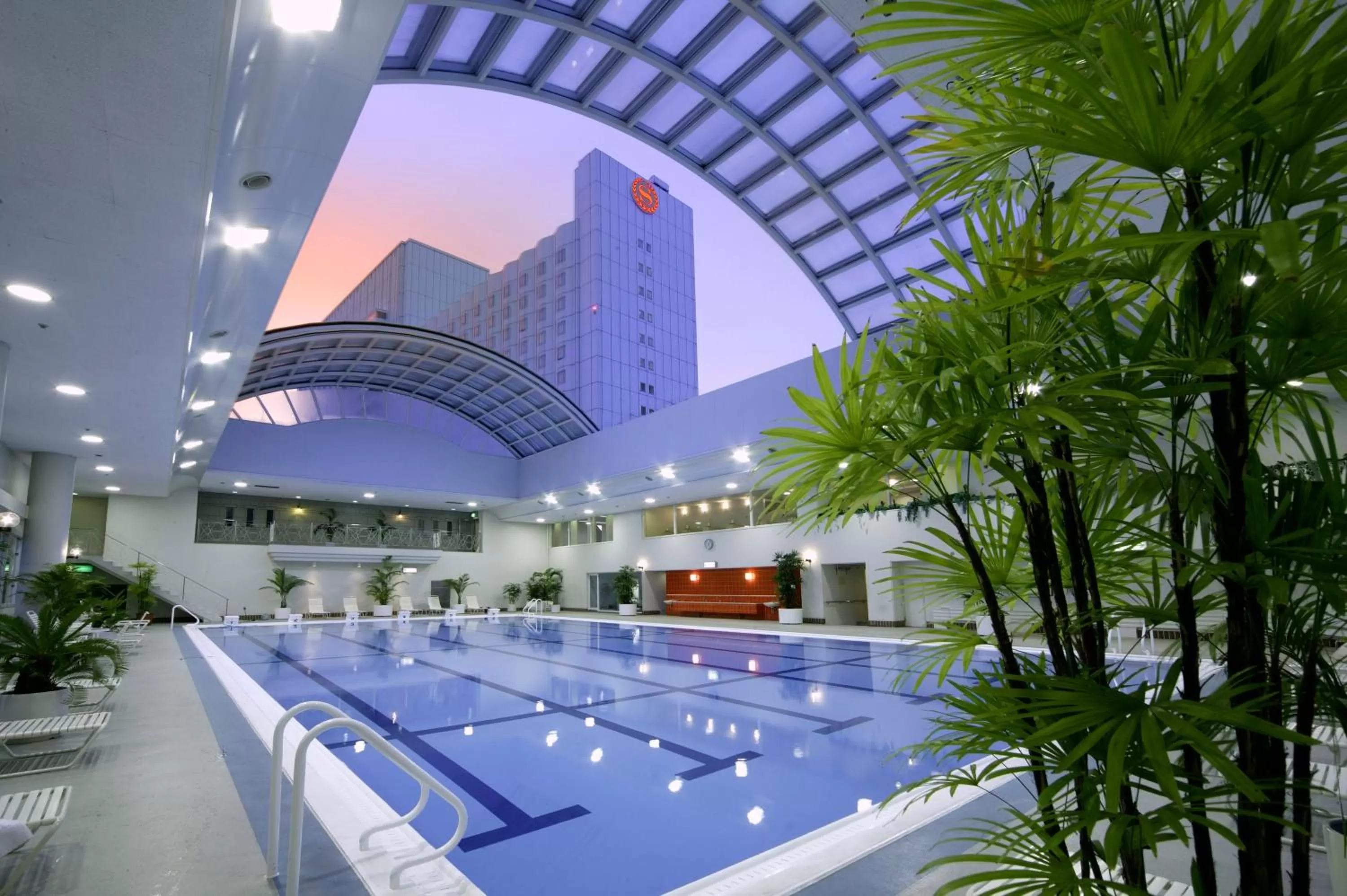 Swimming pool in Sheraton Miyako Hotel Osaka
