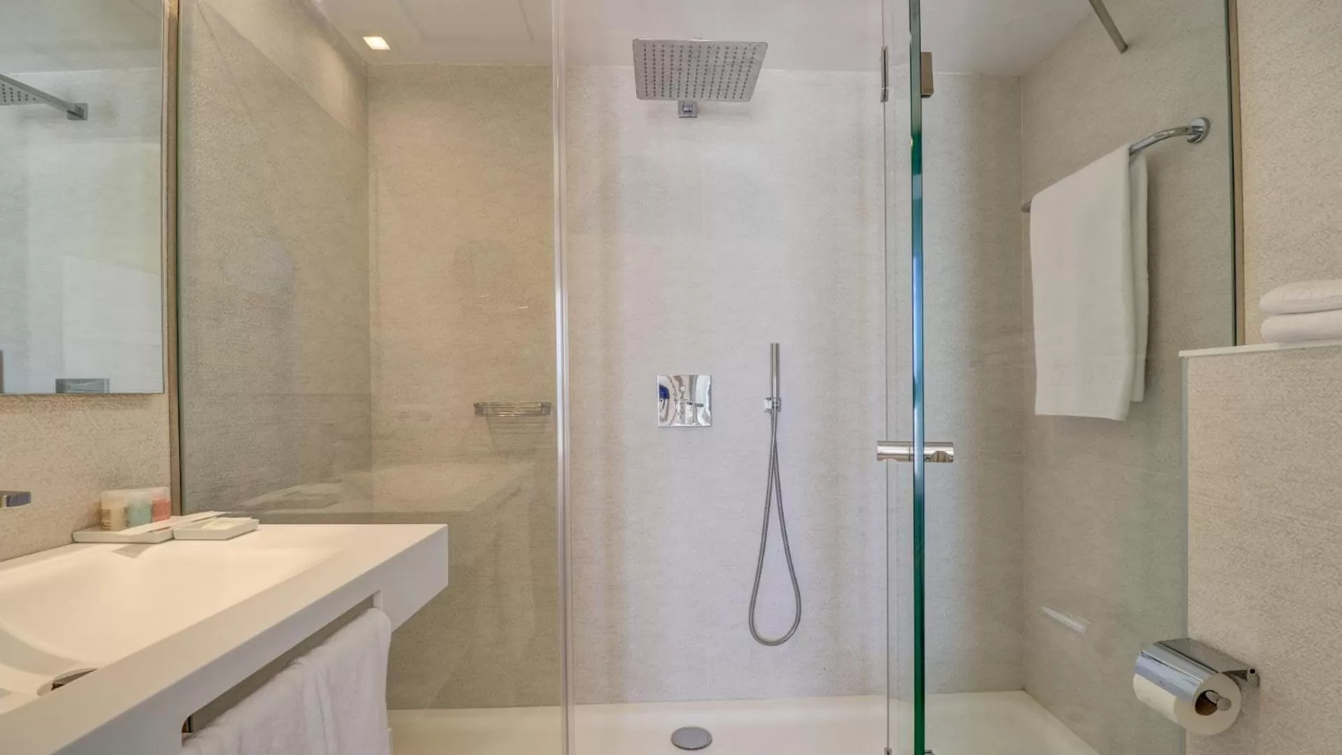 Shower in Hotel Illa d'Or & Club Apts 4* Sup