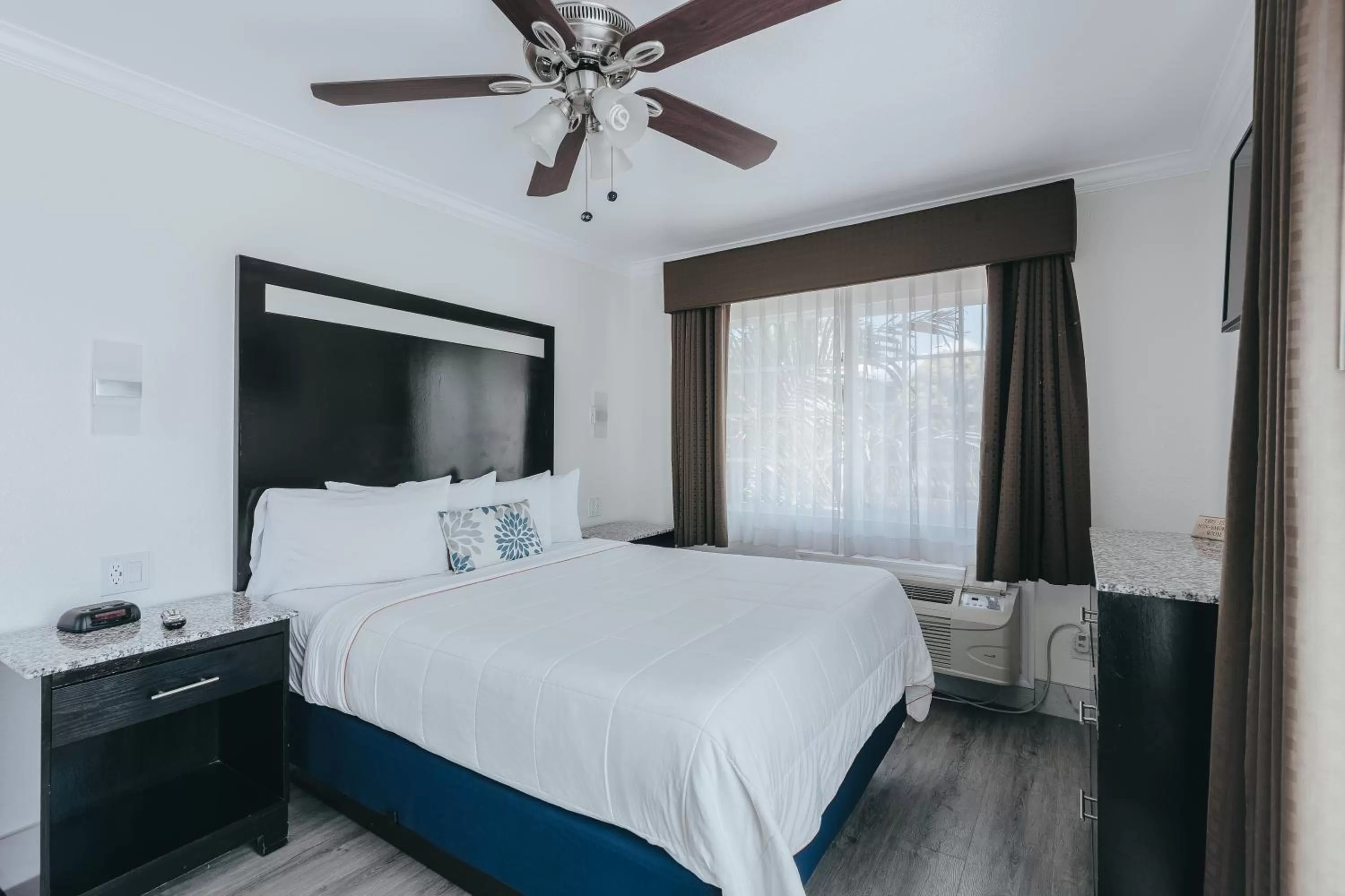 Bed in Sea Air Inn & Suites - Downtown - Restaurant Row