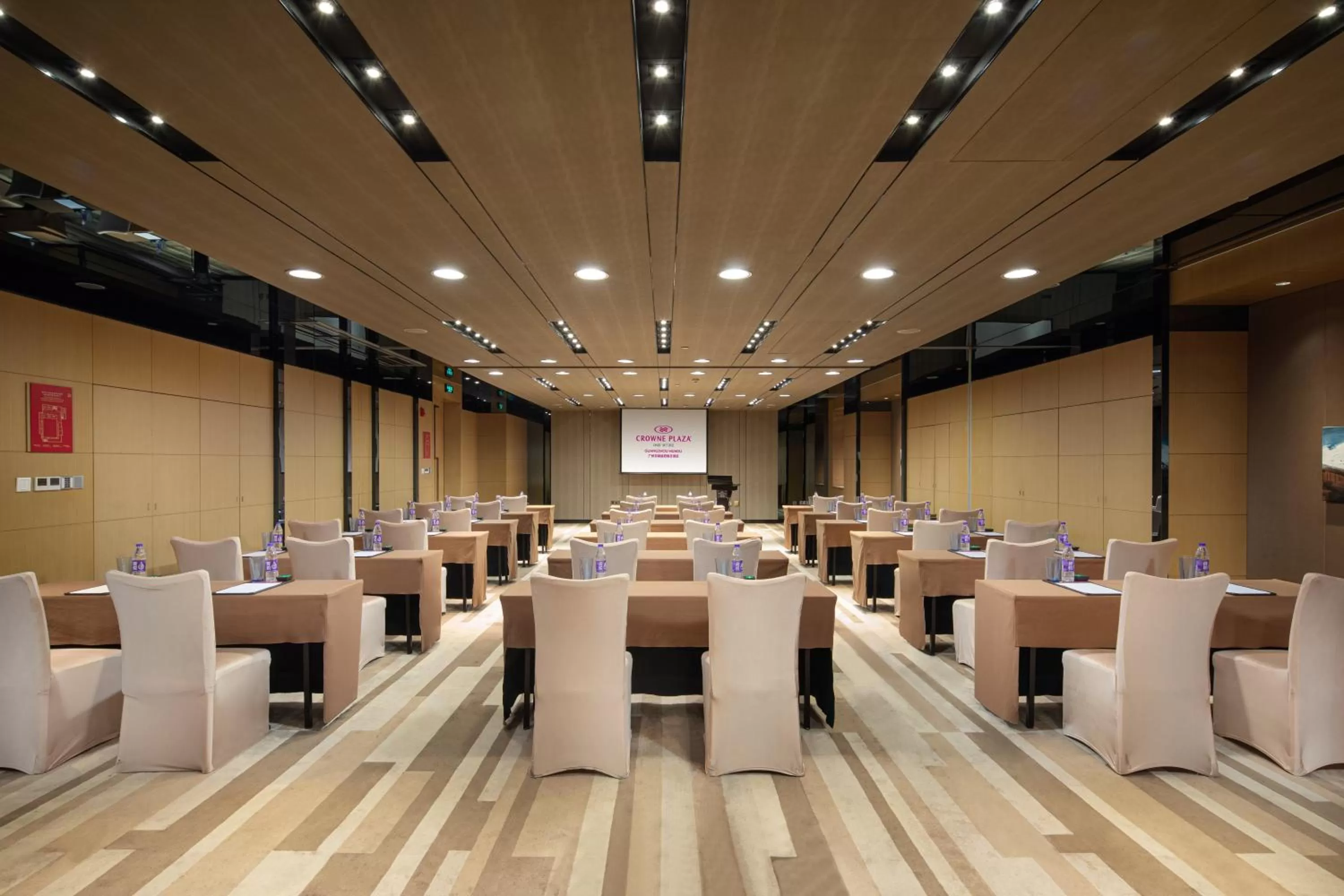 Meeting/conference room in Crowne Plaza Guangzhou Huadu by IHG