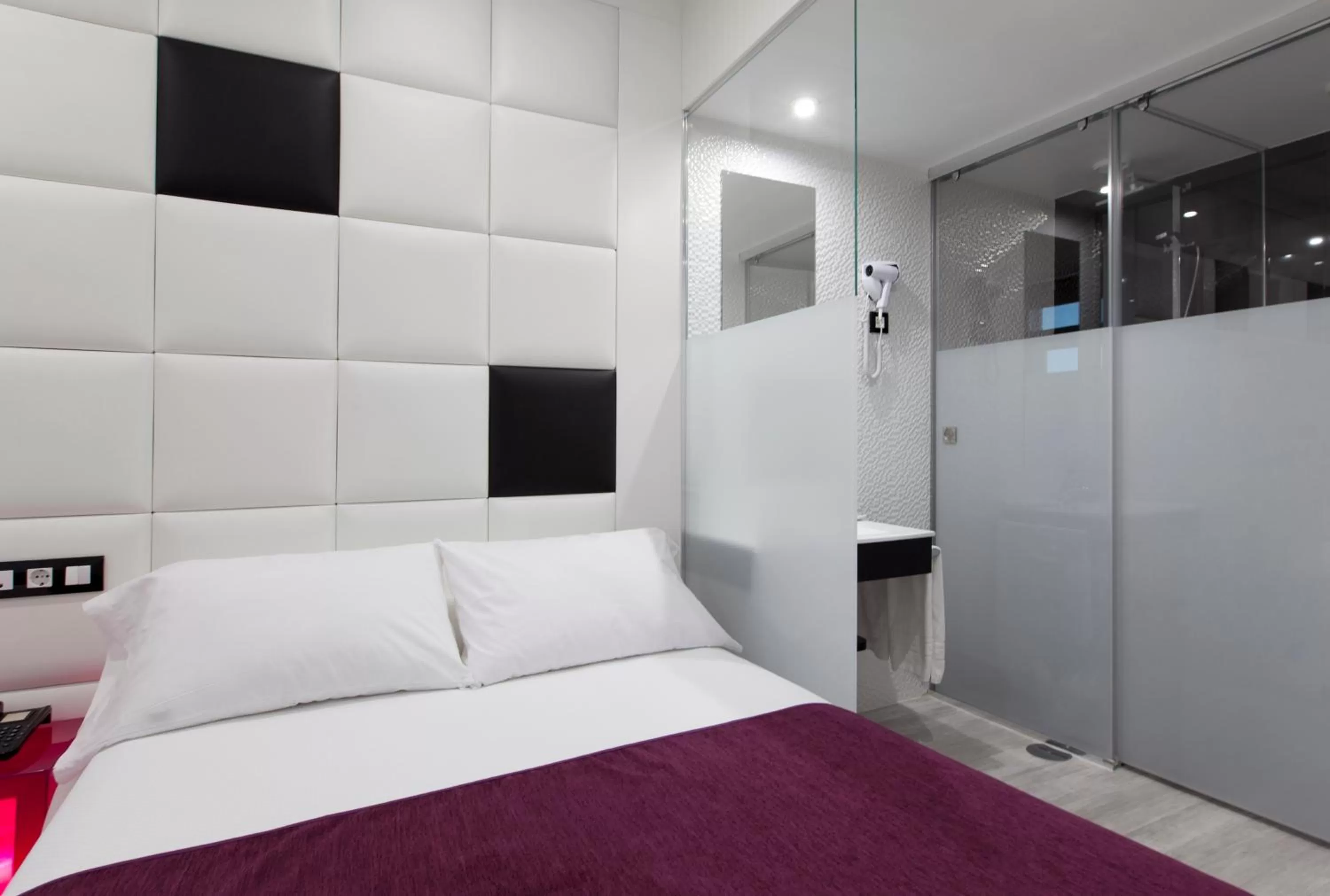 Photo of the whole room, Bed in Hoteles Urbanos N Avenida de España