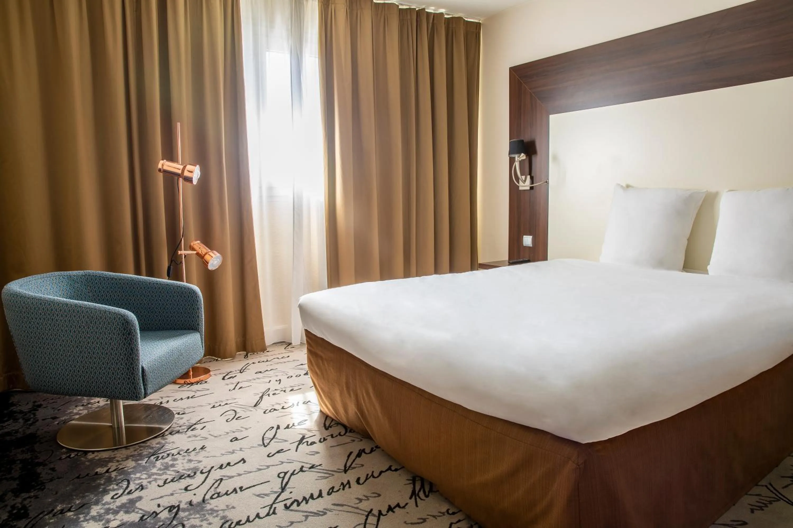 Bed in Mercure Paris Porte d'Orleans