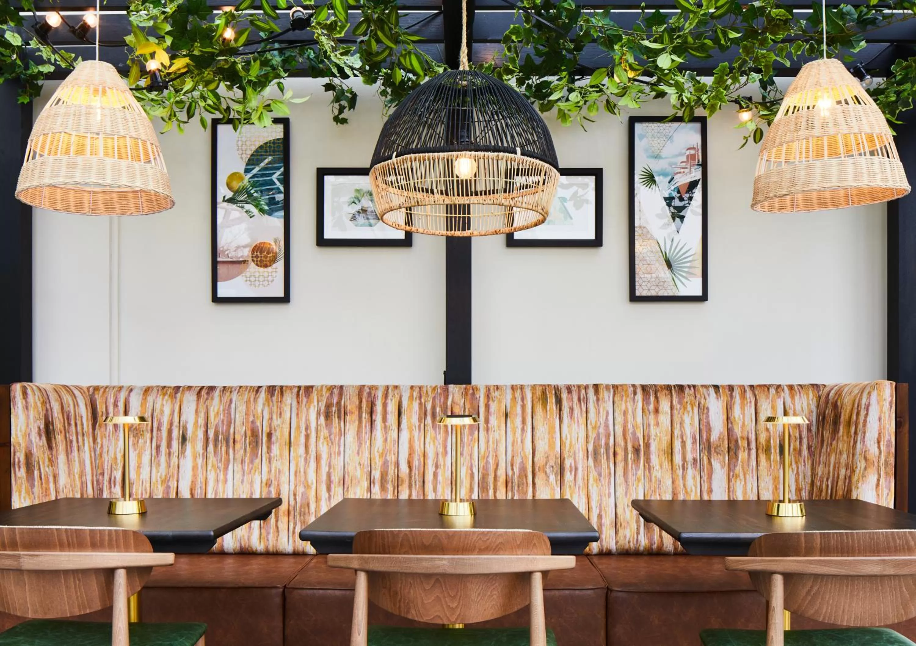 Lounge or bar in Leonardo Royal Southampton Grand Harbour