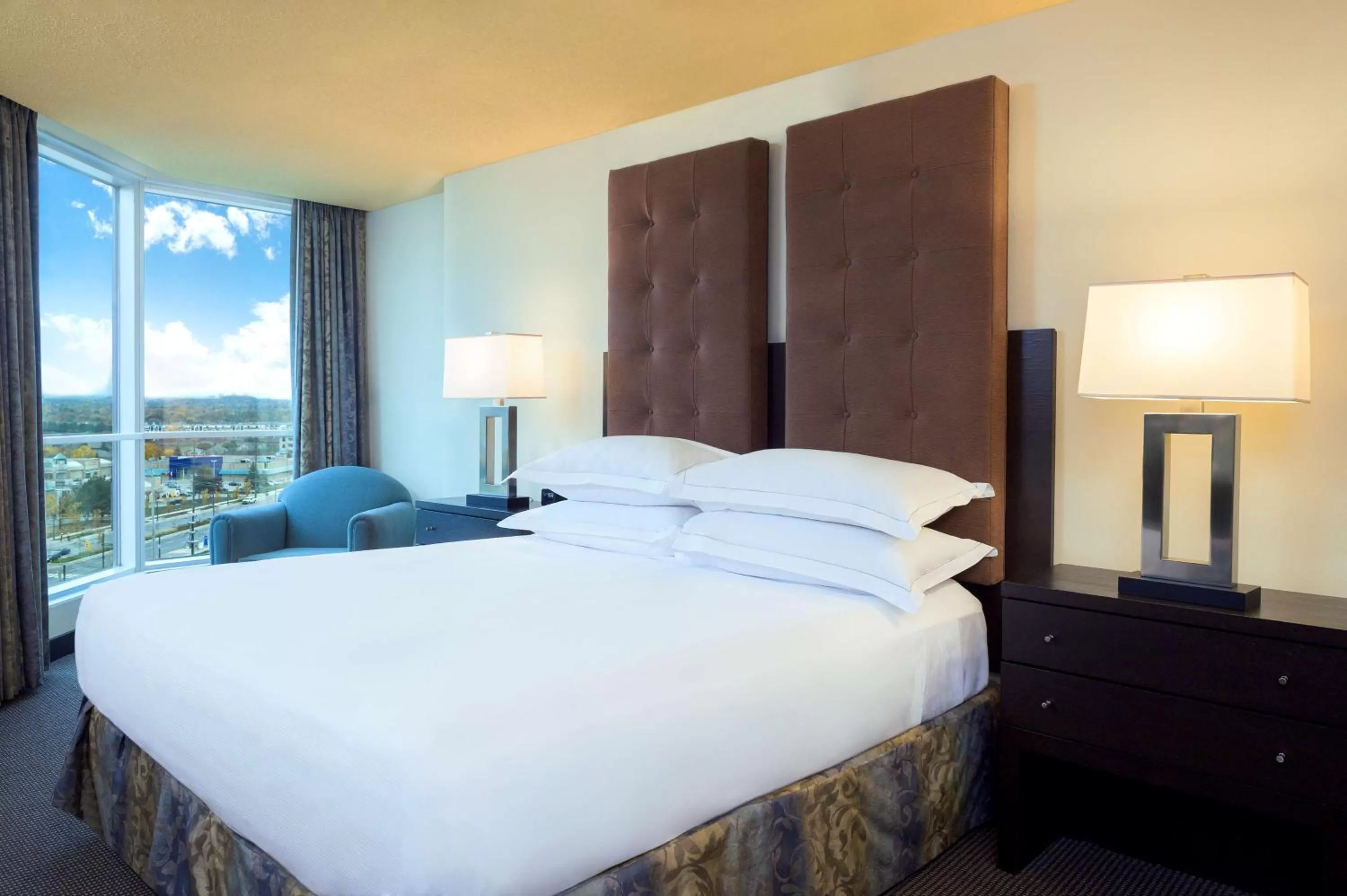 Bed in Hilton Suites Toronto-Markham Conference Centre & Spa