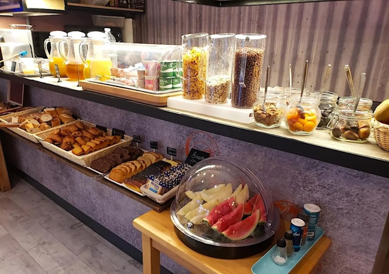 Buffet breakfast in Hôtel Le Bord'O Vieux Port