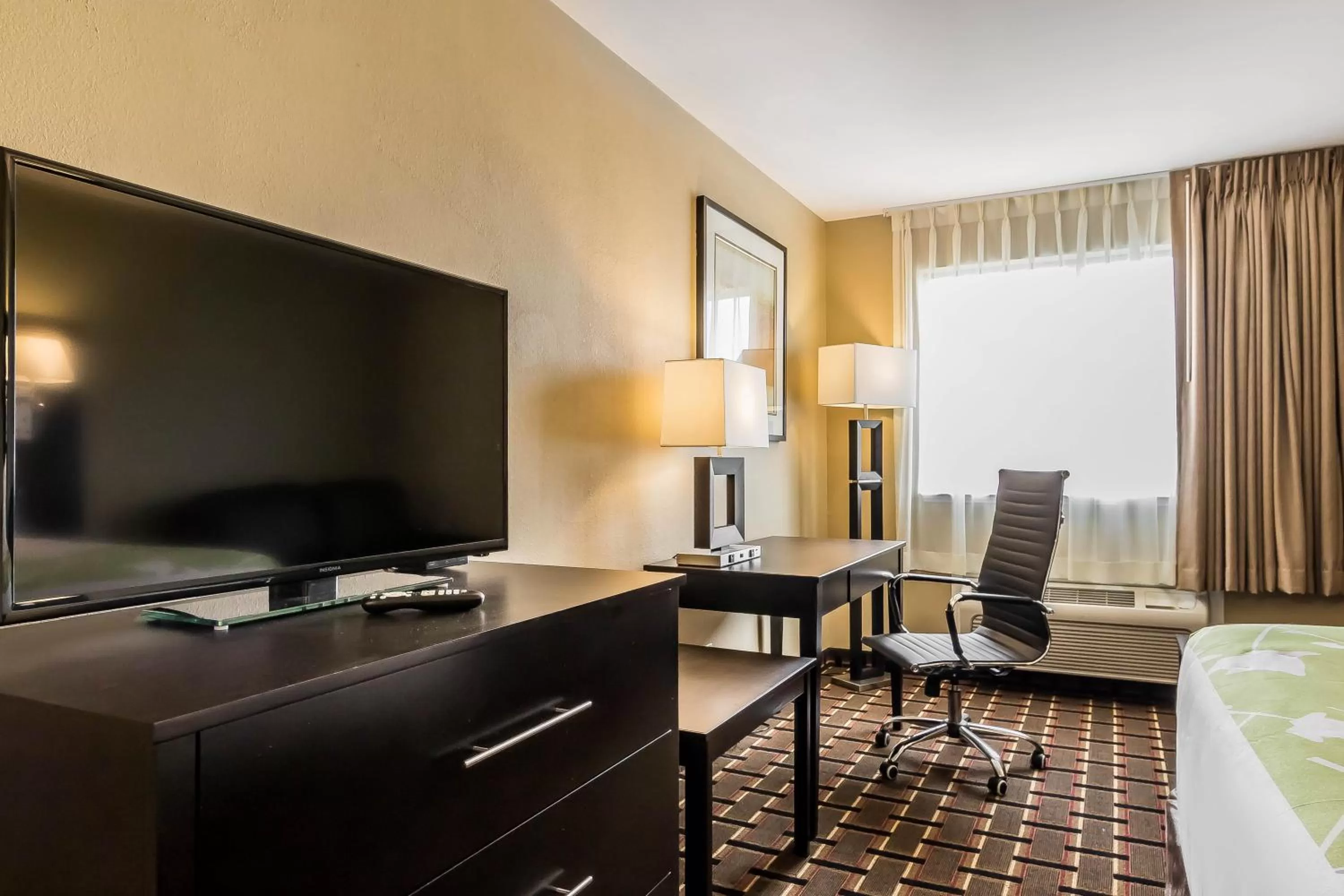 Photo of the whole room, Bed in Econo Lodge Boaz