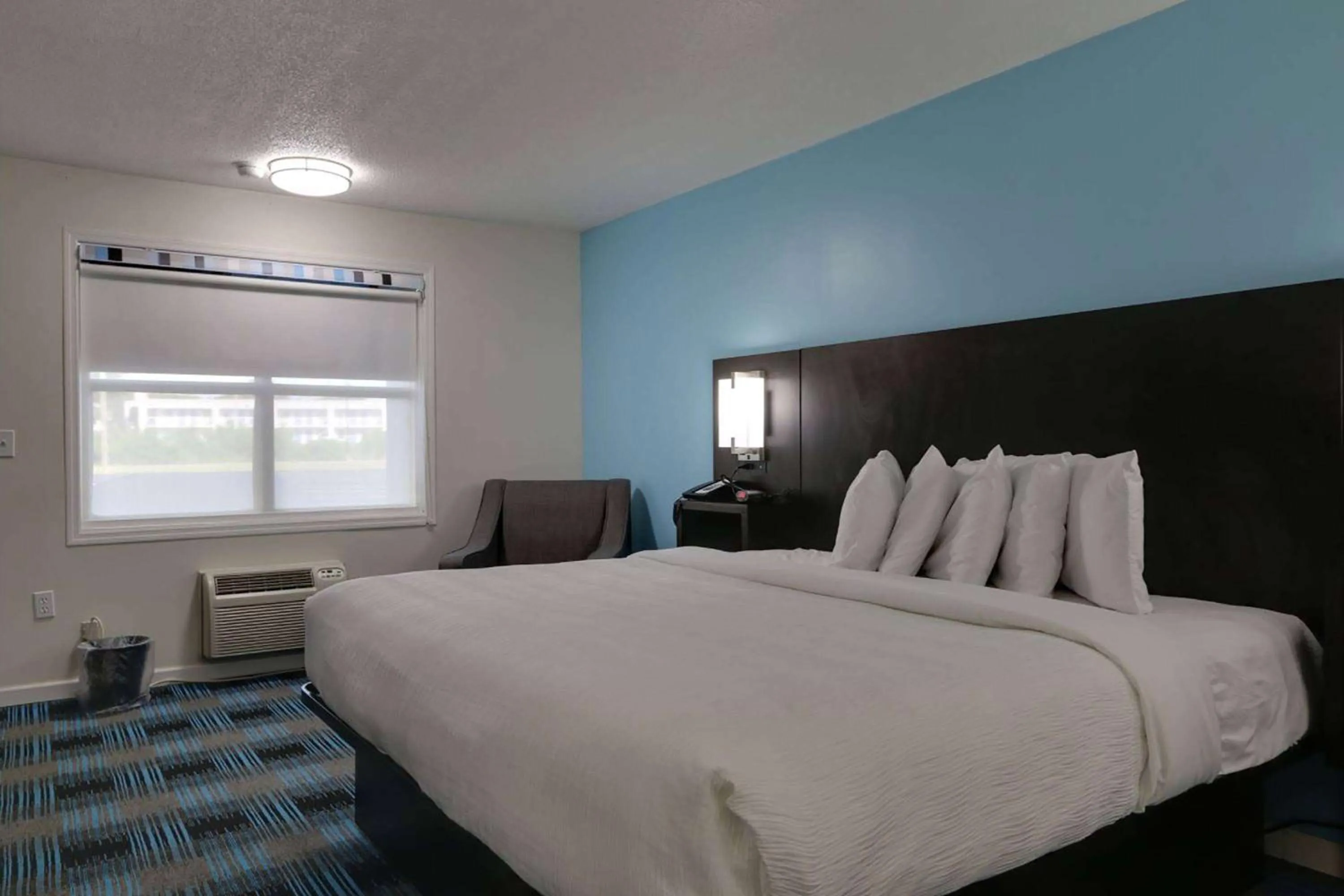 Photo of the whole room, Bed in Travelodge by Wyndham Calhoun South I-75