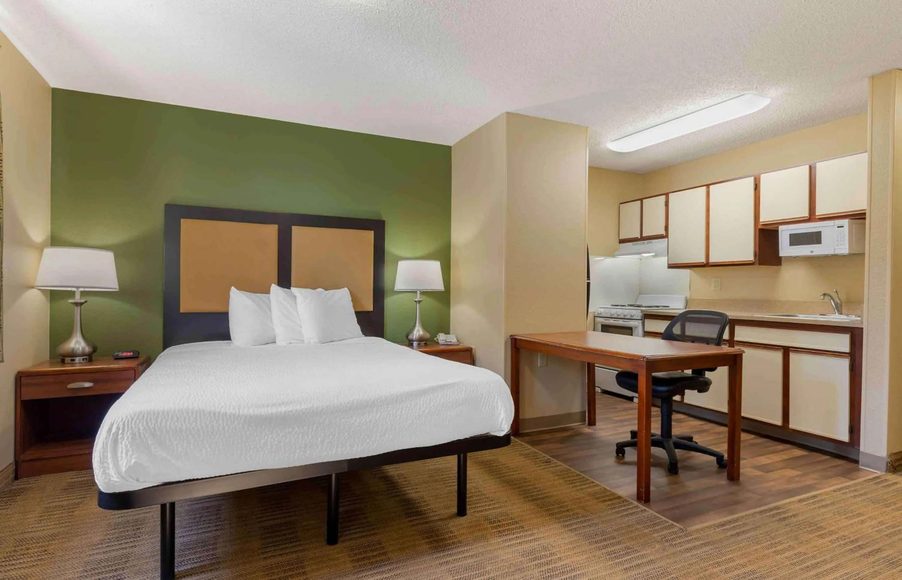 Bedroom, Bed in Extended Stay America Suites - Tulsa - Midtown