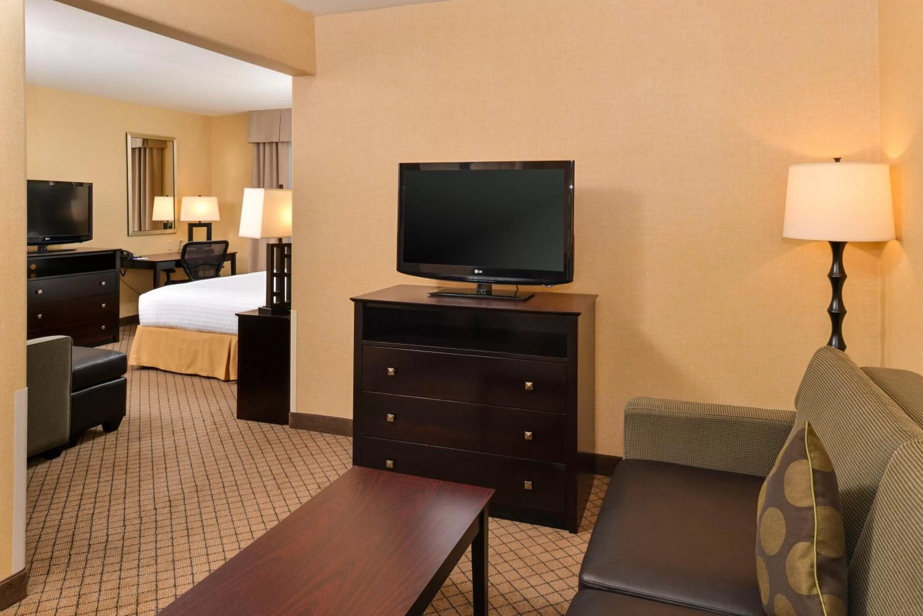 TV and multimedia, Bed in Holiday Inn Express Woodland by IHG