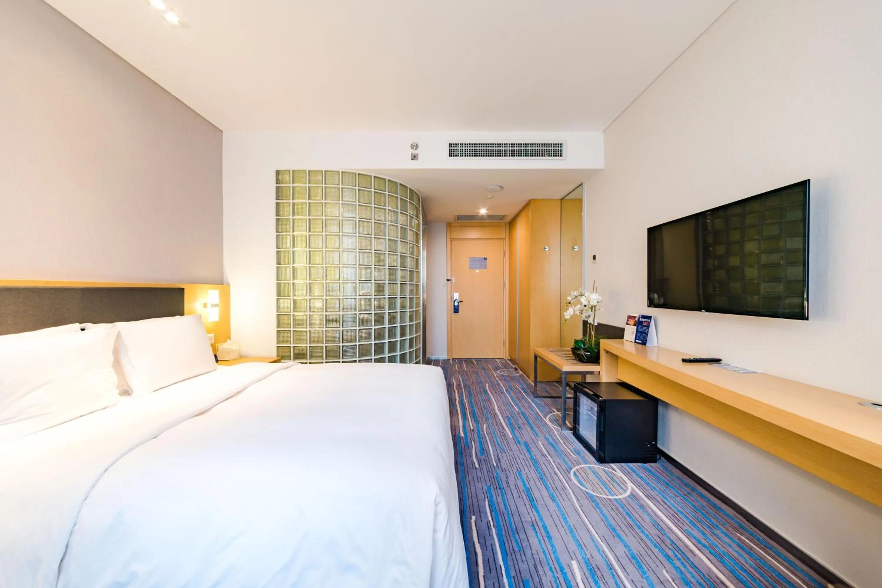 Photo of the whole room, Bed in Holiday Inn Express Shijiazhuang Heping by IHG