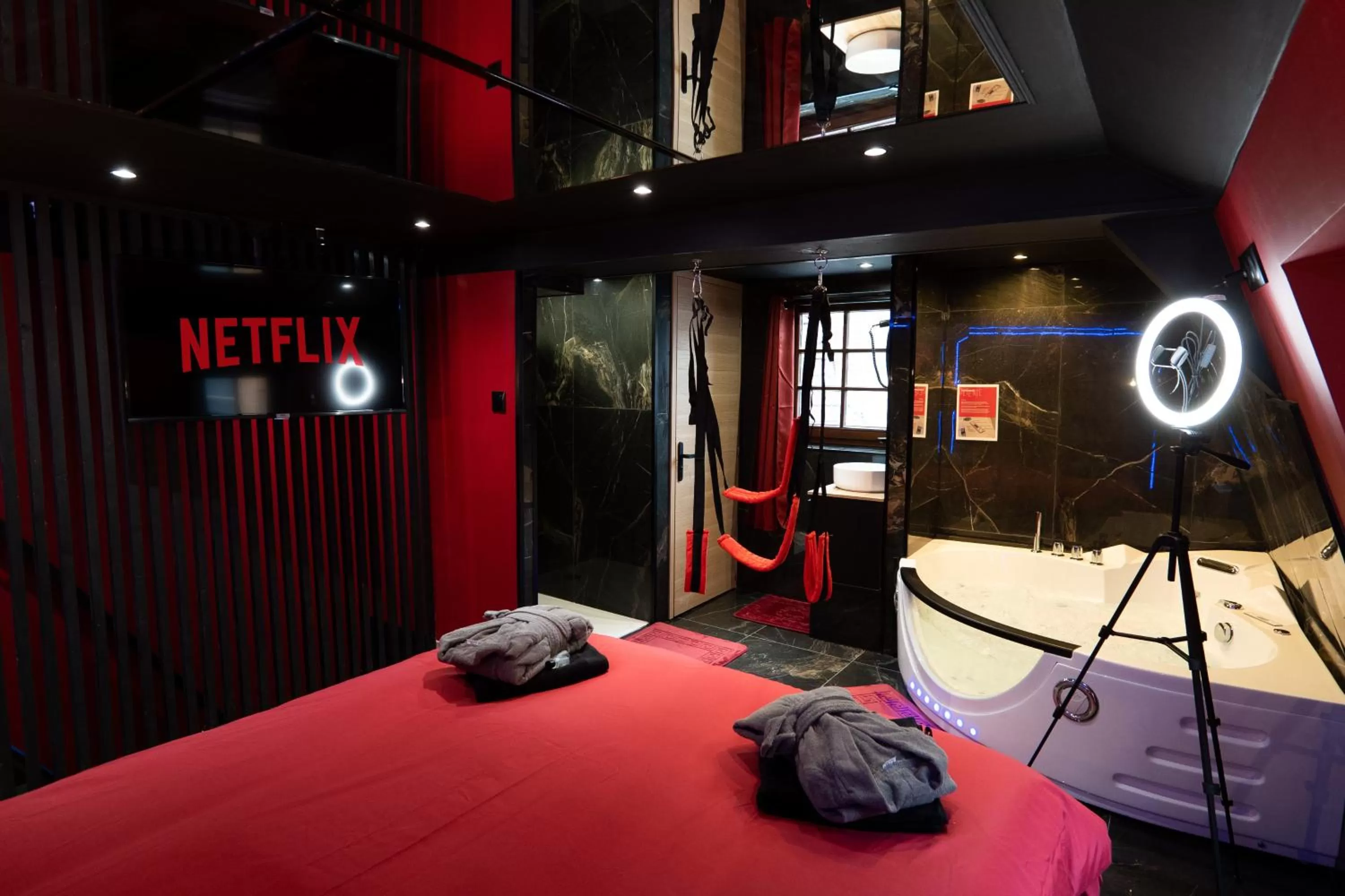 Hot Tub, Bed in Capsule Secret - Jacuzzi - Netflix & Home cinéma - Jeux de couple - Barre de pole dance