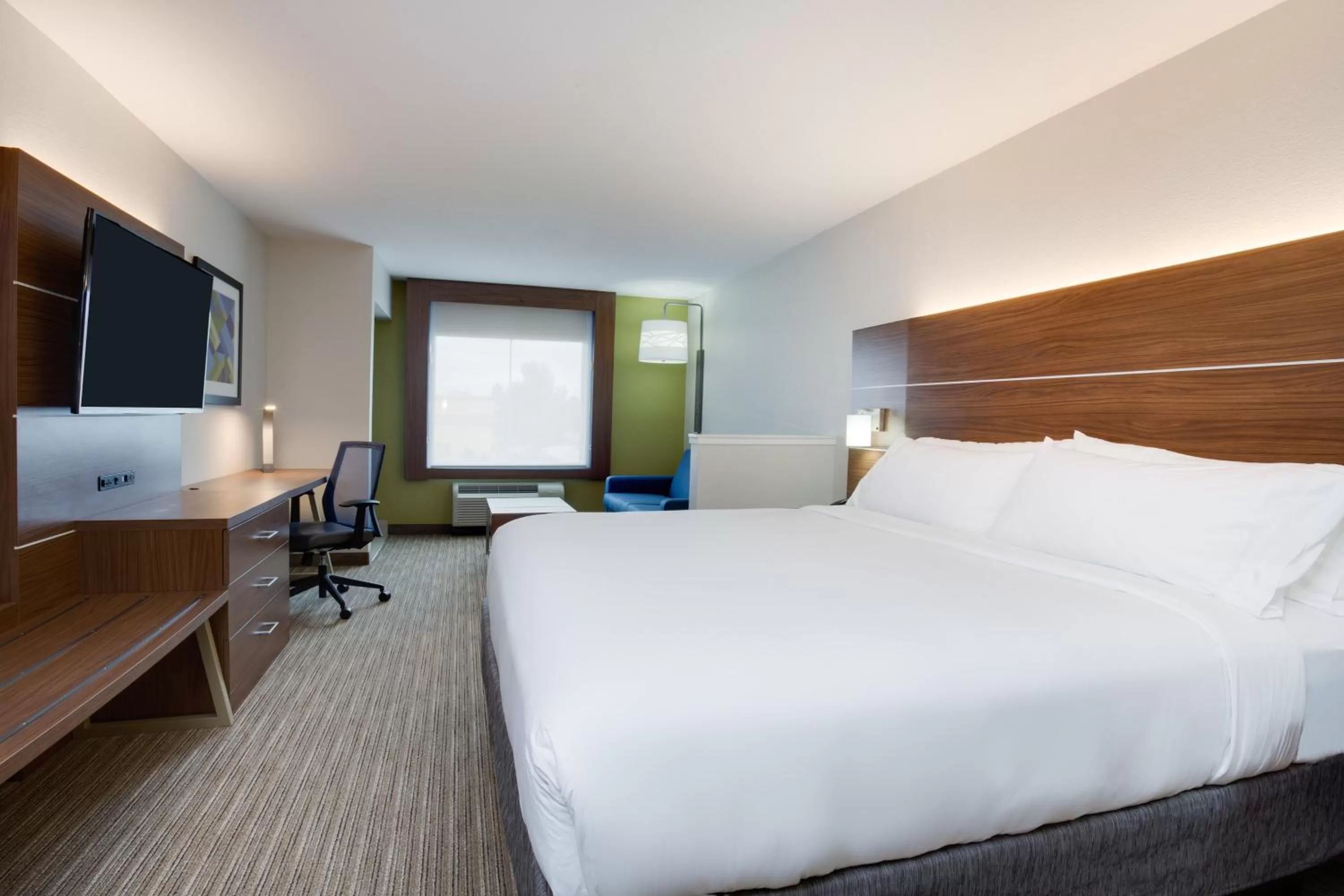 Photo of the whole room, Bed in Holiday Inn Express & Suites. by IHG