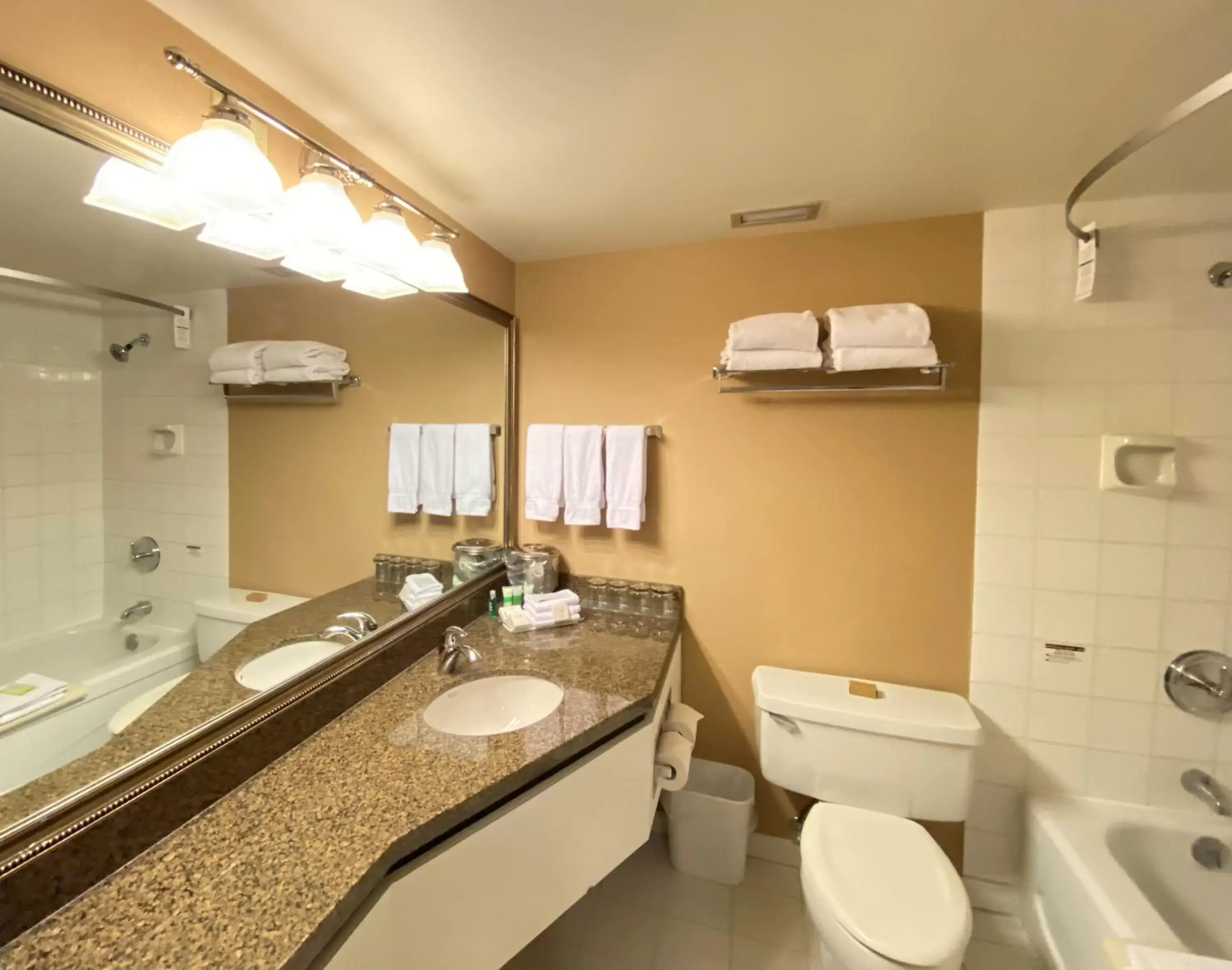 Main Building 2 Queen with Beach View in Penticton Lakeside Resort Main Building 2 Queen with Beach View in Penticton Lakeside Resort