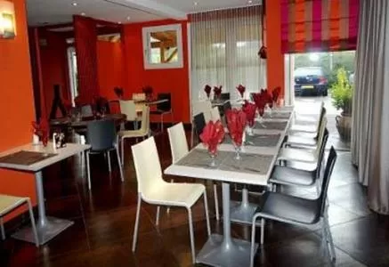 Restaurant/places to eat in Kyriad Direct Lure