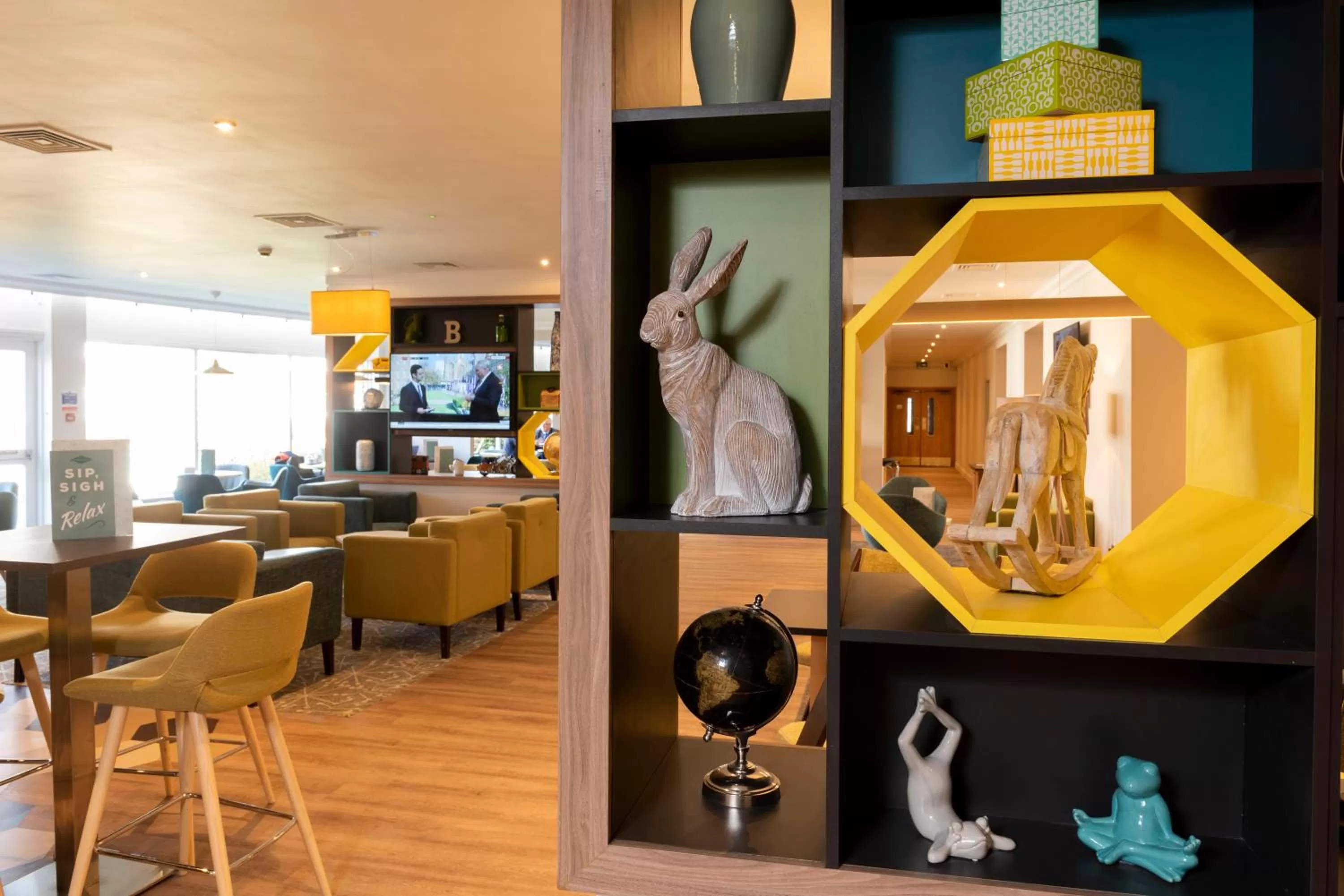 Lounge or bar in Holiday Inn Birmingham M6, Jct7 by IHG