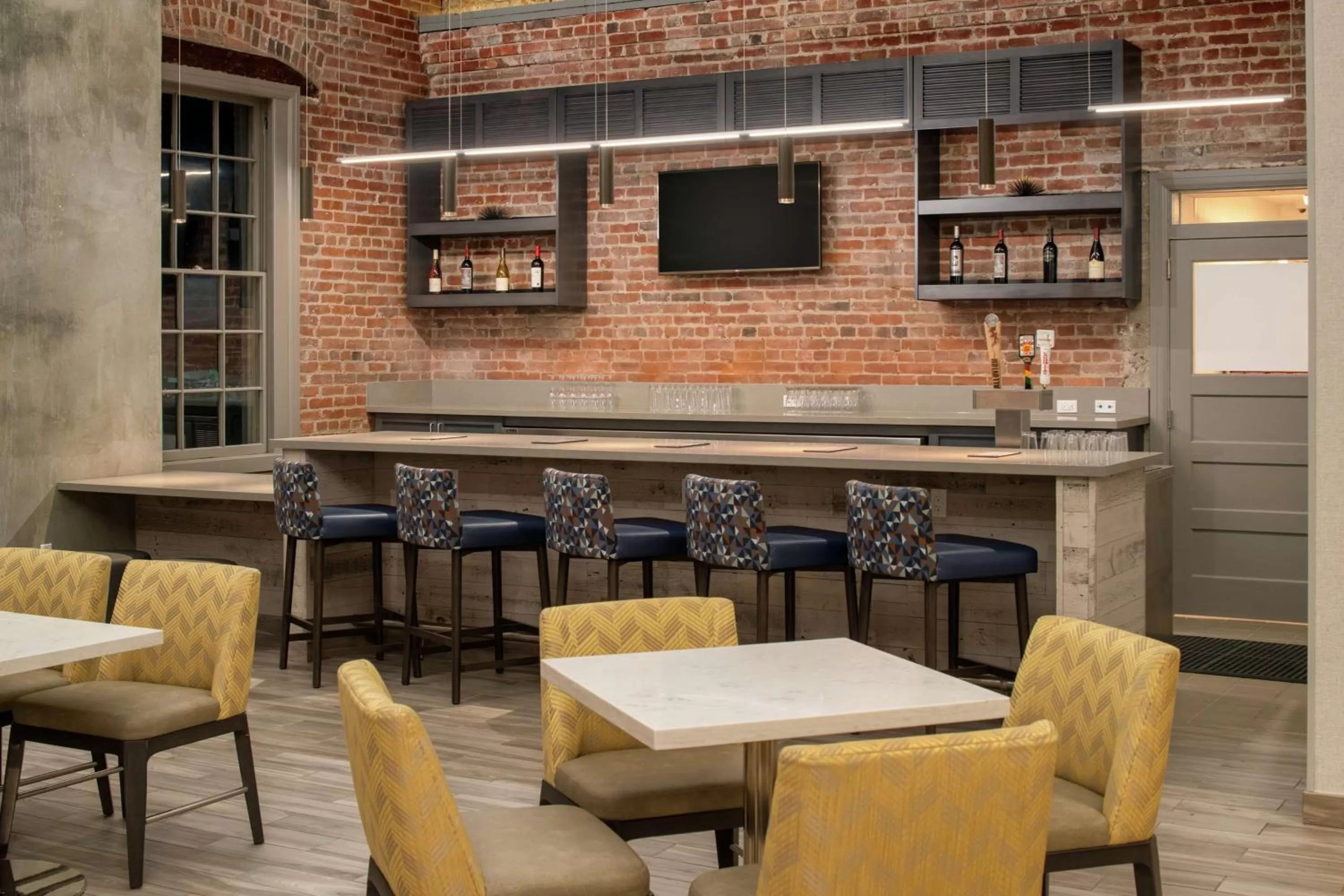 Lounge or bar in Hampton Inn Petaluma, Ca