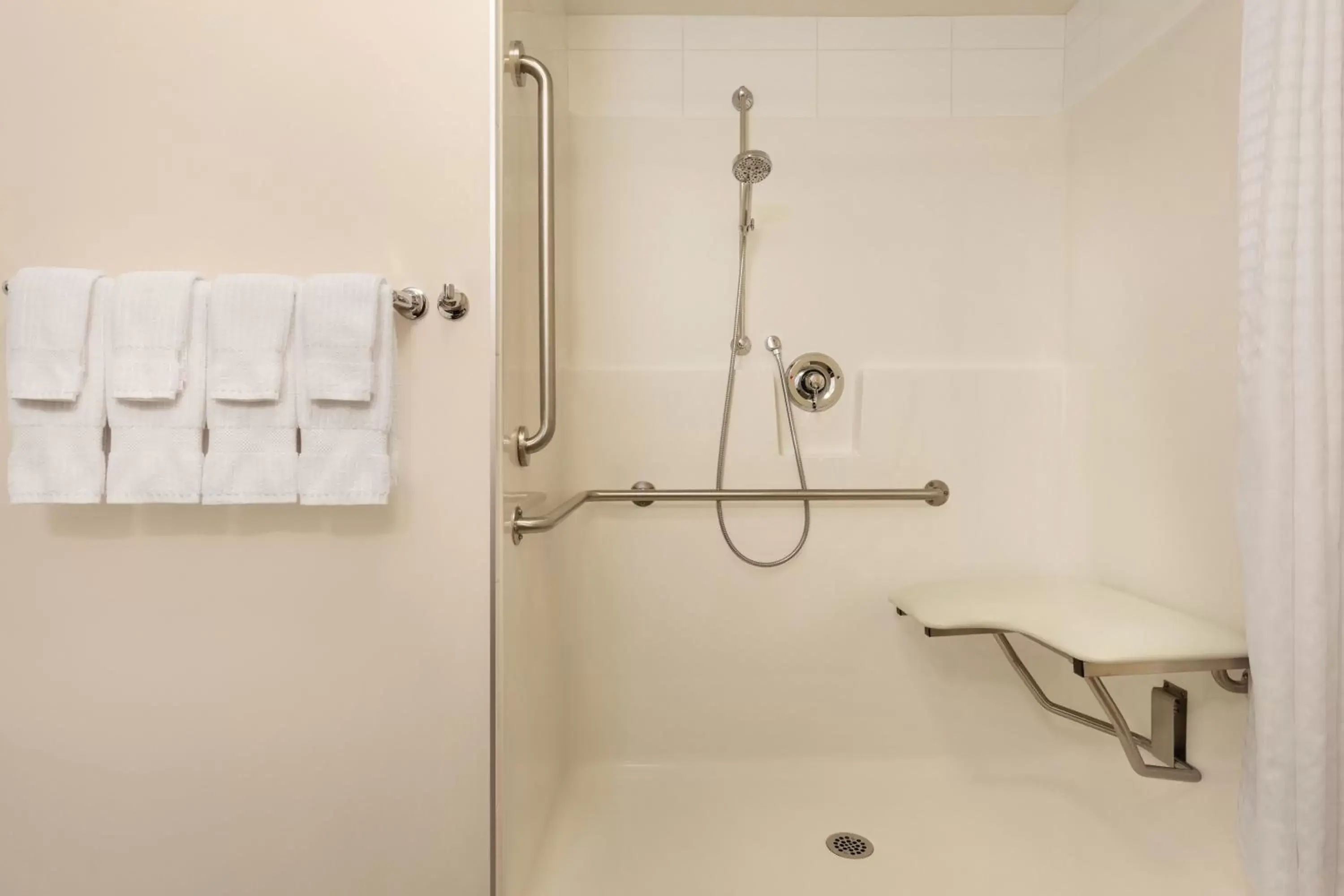 Queen Studio with Two Queen Beds and Roll-In Shower - Disability Access/Non-Smoking in Park Inn by Radisson, Calgary Airport North, AB Queen Studio with Two Queen Beds and Roll-In Shower - Disability Access/Non-Smoking in Park Inn by Radisson, Calgary Airport North, AB