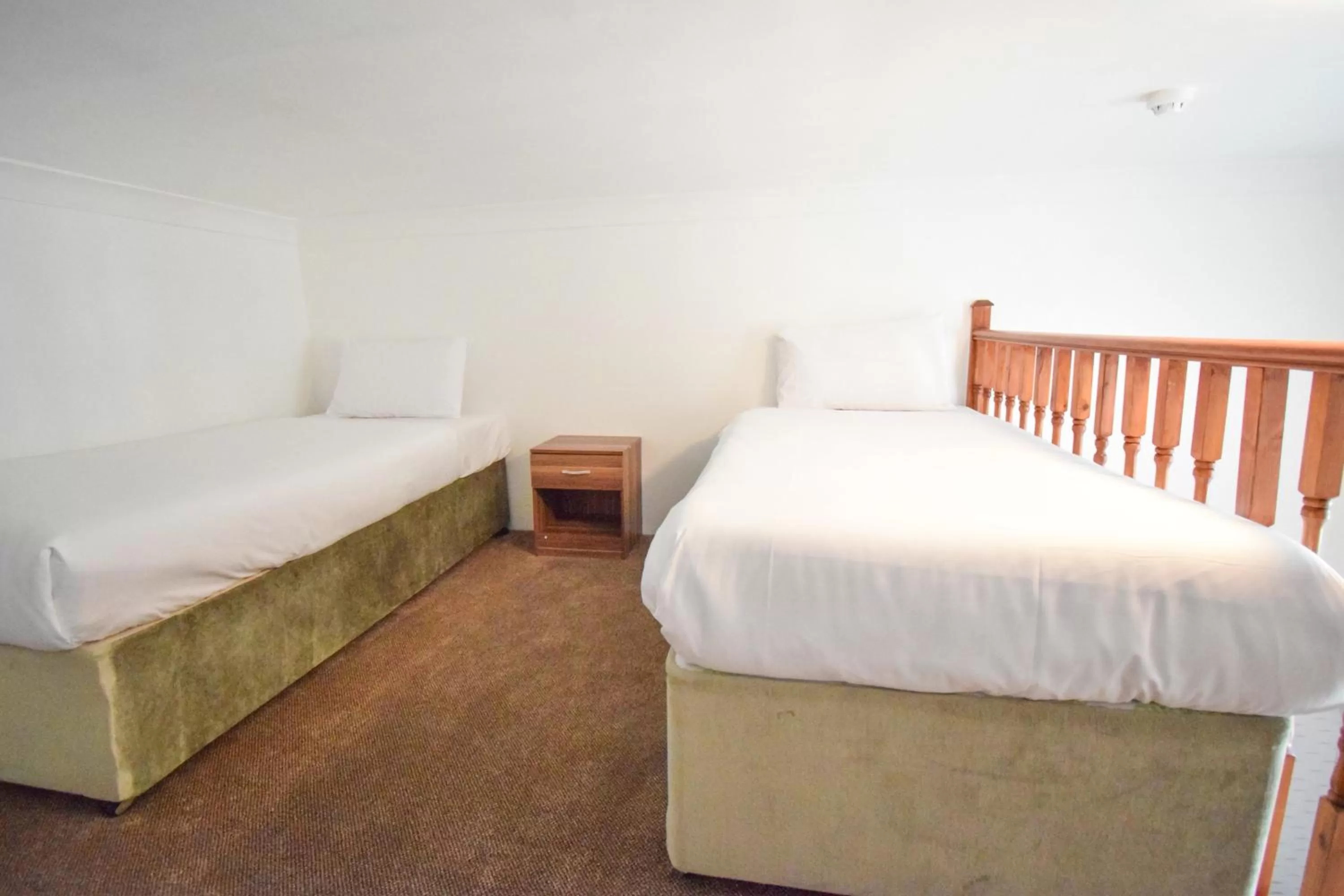 Bed in Pembridge Palace Hotel