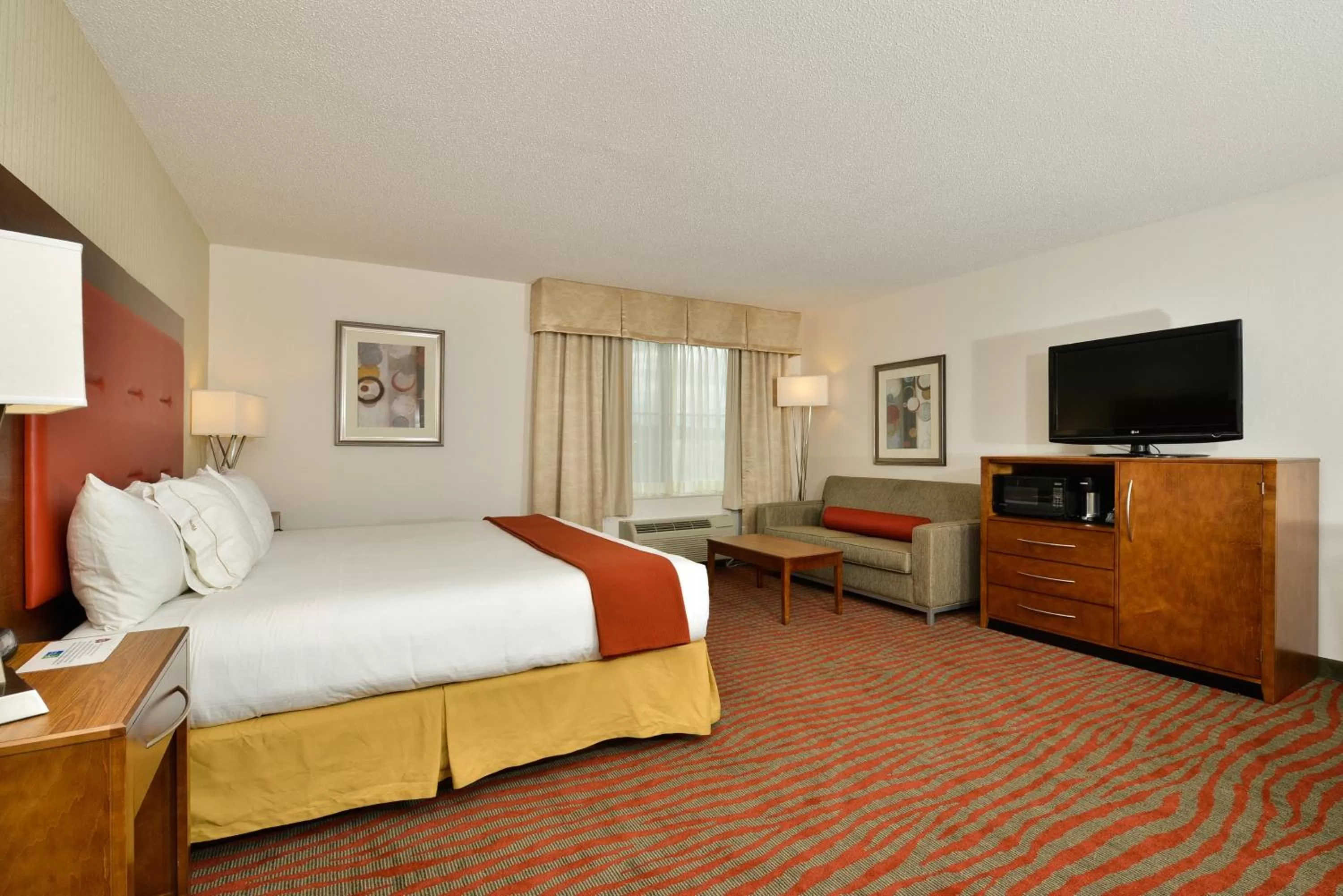 Photo of the whole room, Bed in Holiday Inn Express Boston-Milford by IHG