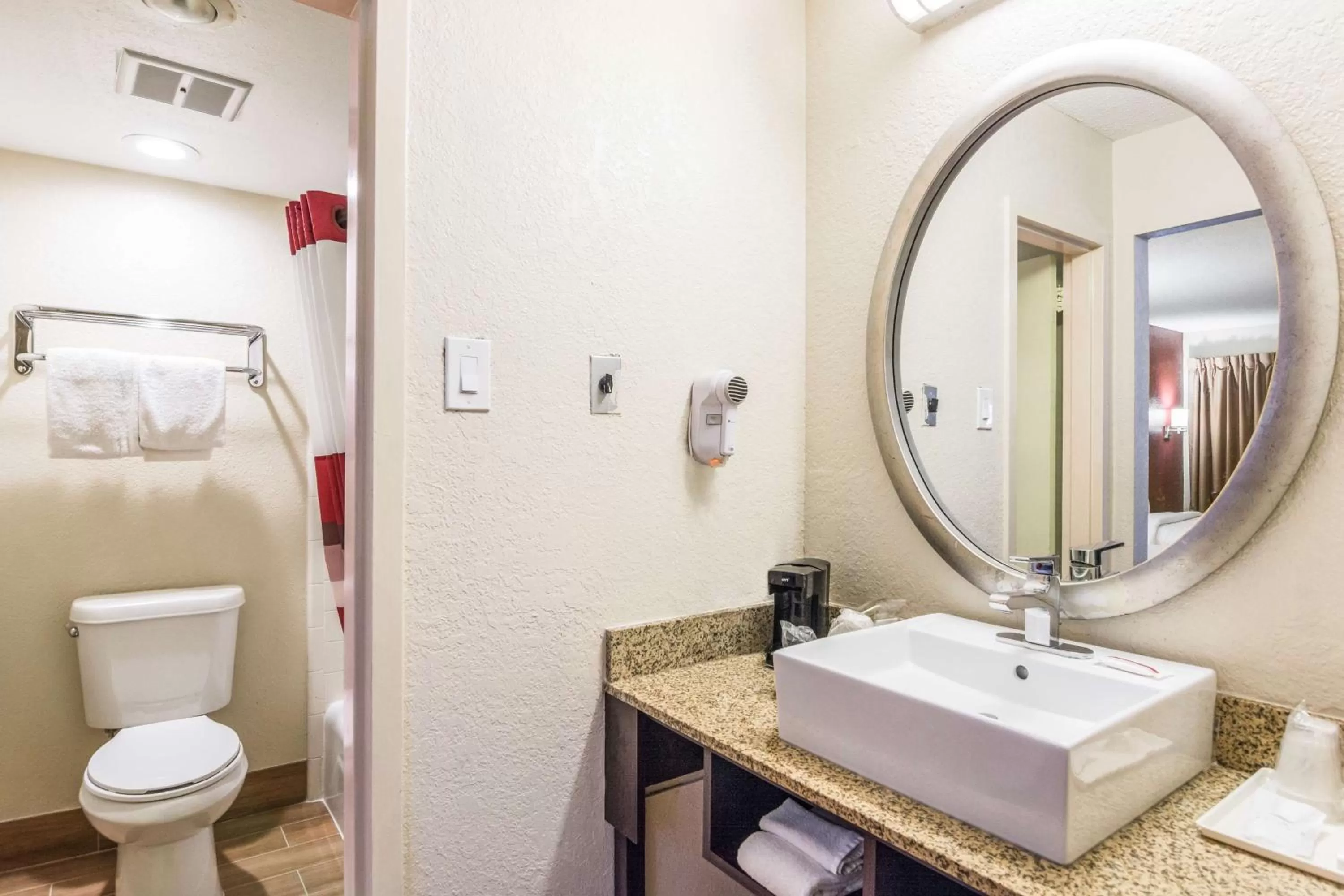 Bathroom in Red Roof Inn Williamsburg