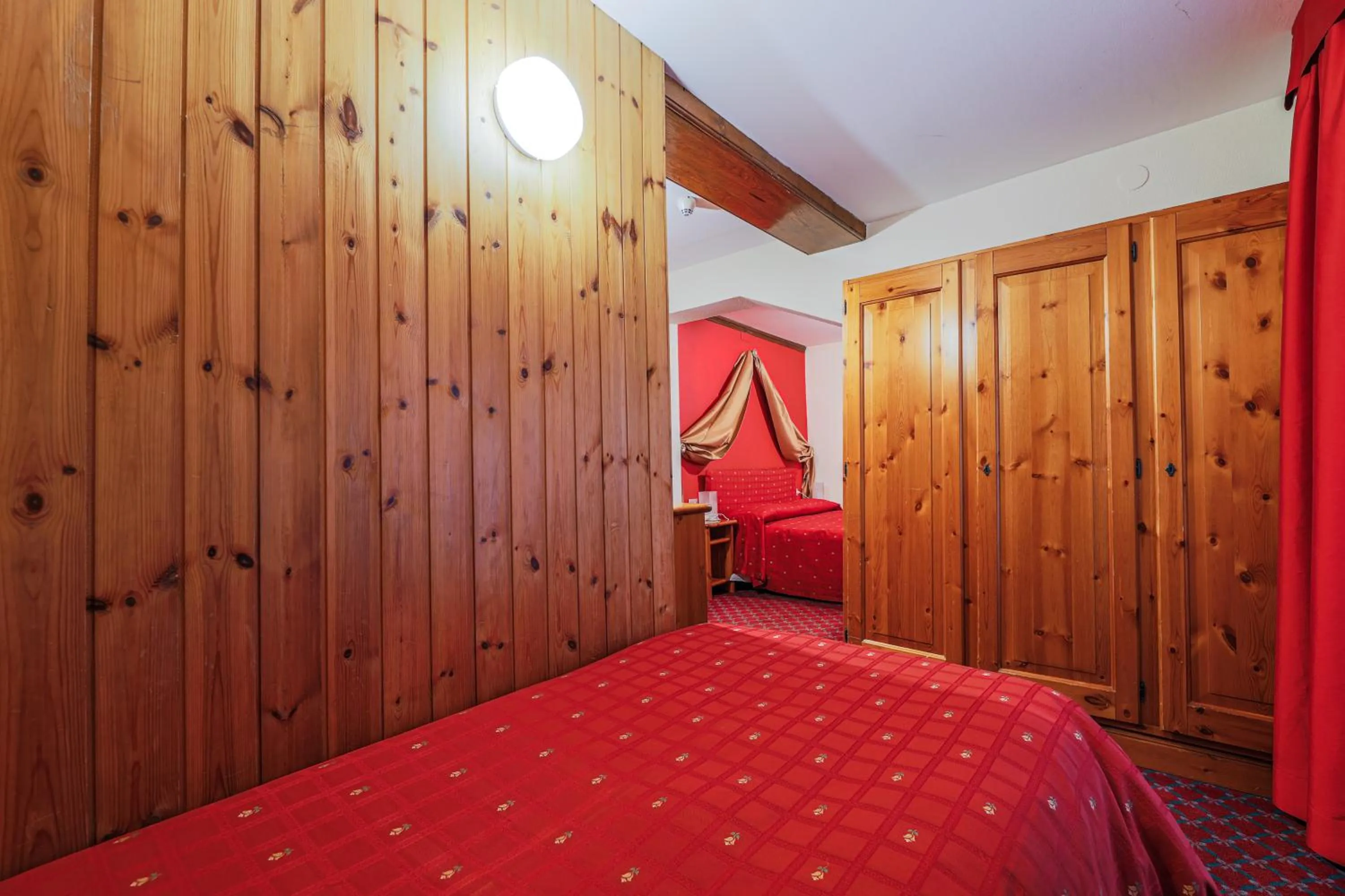 Photo of the whole room, Bed in Hotel Courmayeur