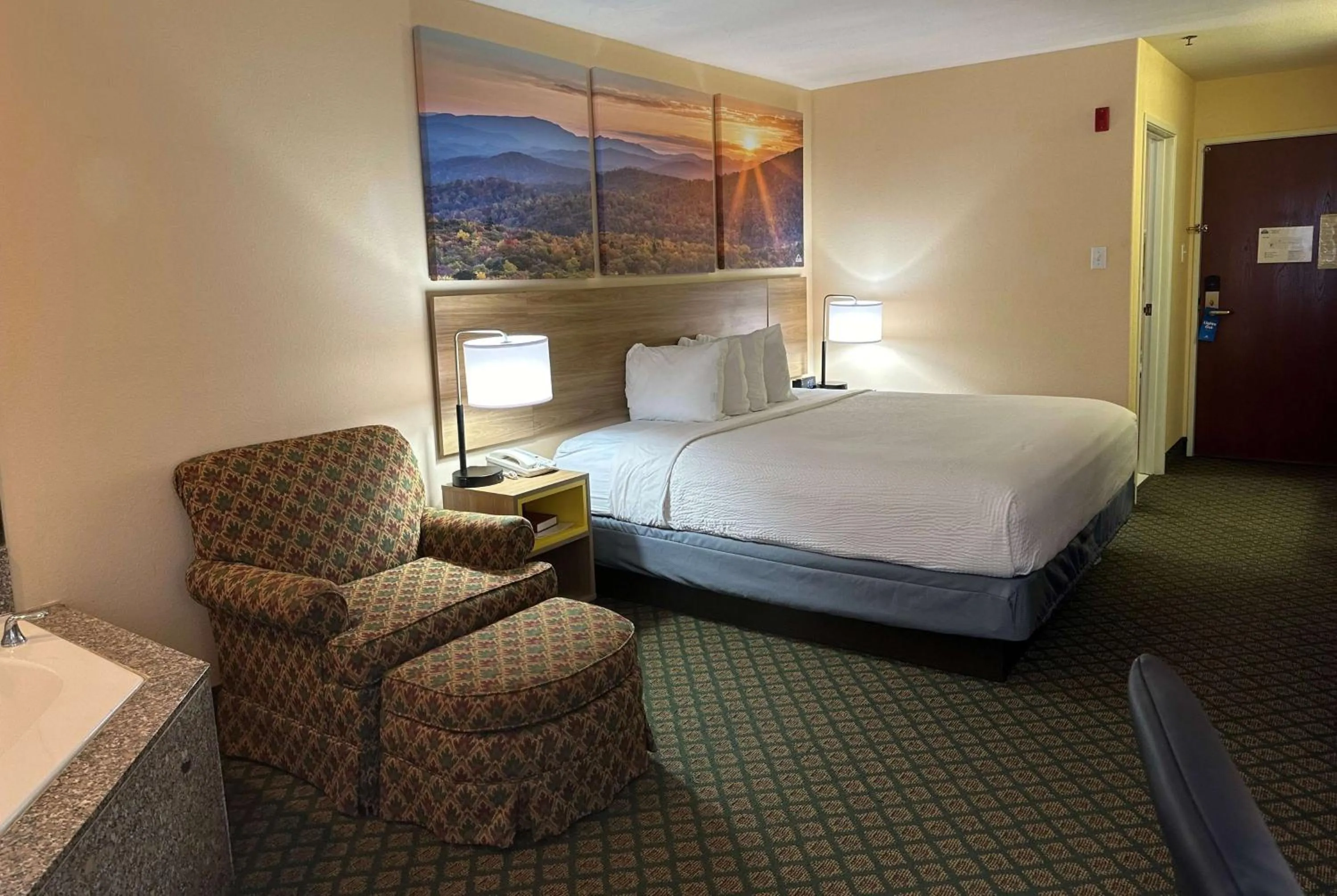 Photo of the whole room, Bed in Days Inn & Suites by Wyndham Eunice