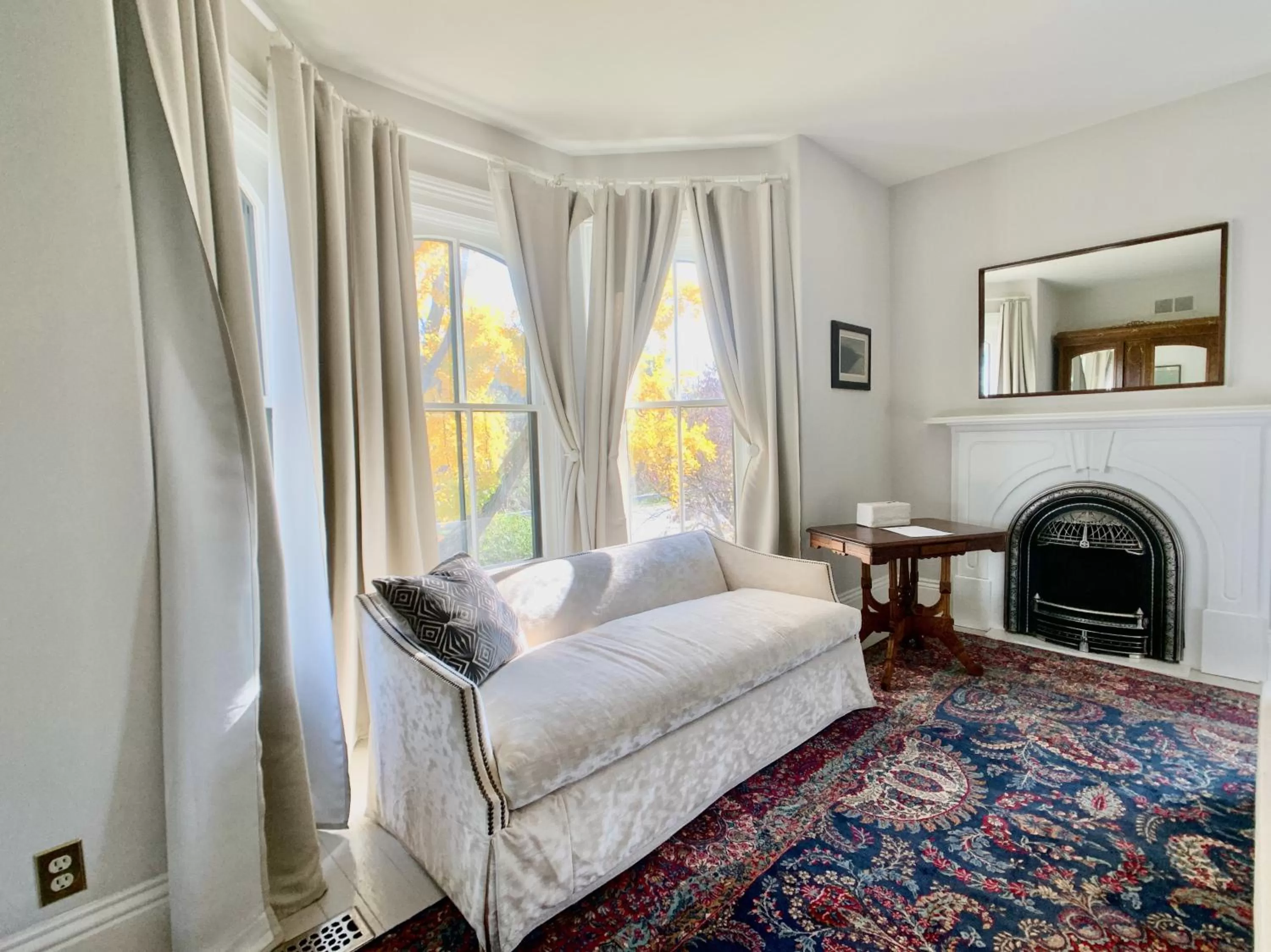 Seating area, Bed in Woodbourne Inn
