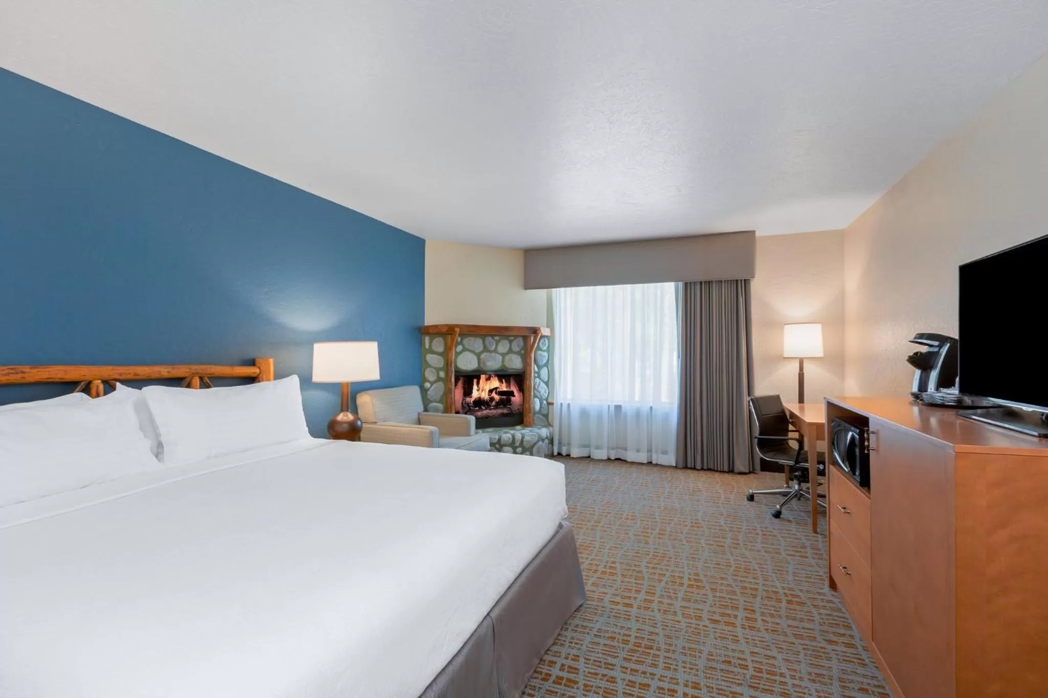 Photo of the whole room, Bed in Holiday Inn Resort The Lodge at Big Bear Lake by IHG