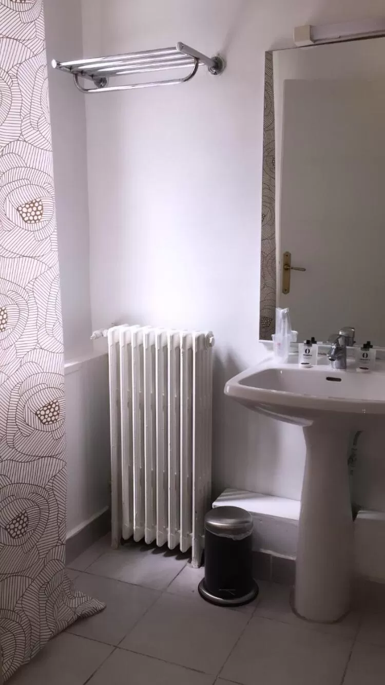 Bathroom in Kyriad Direct Beziers Centre