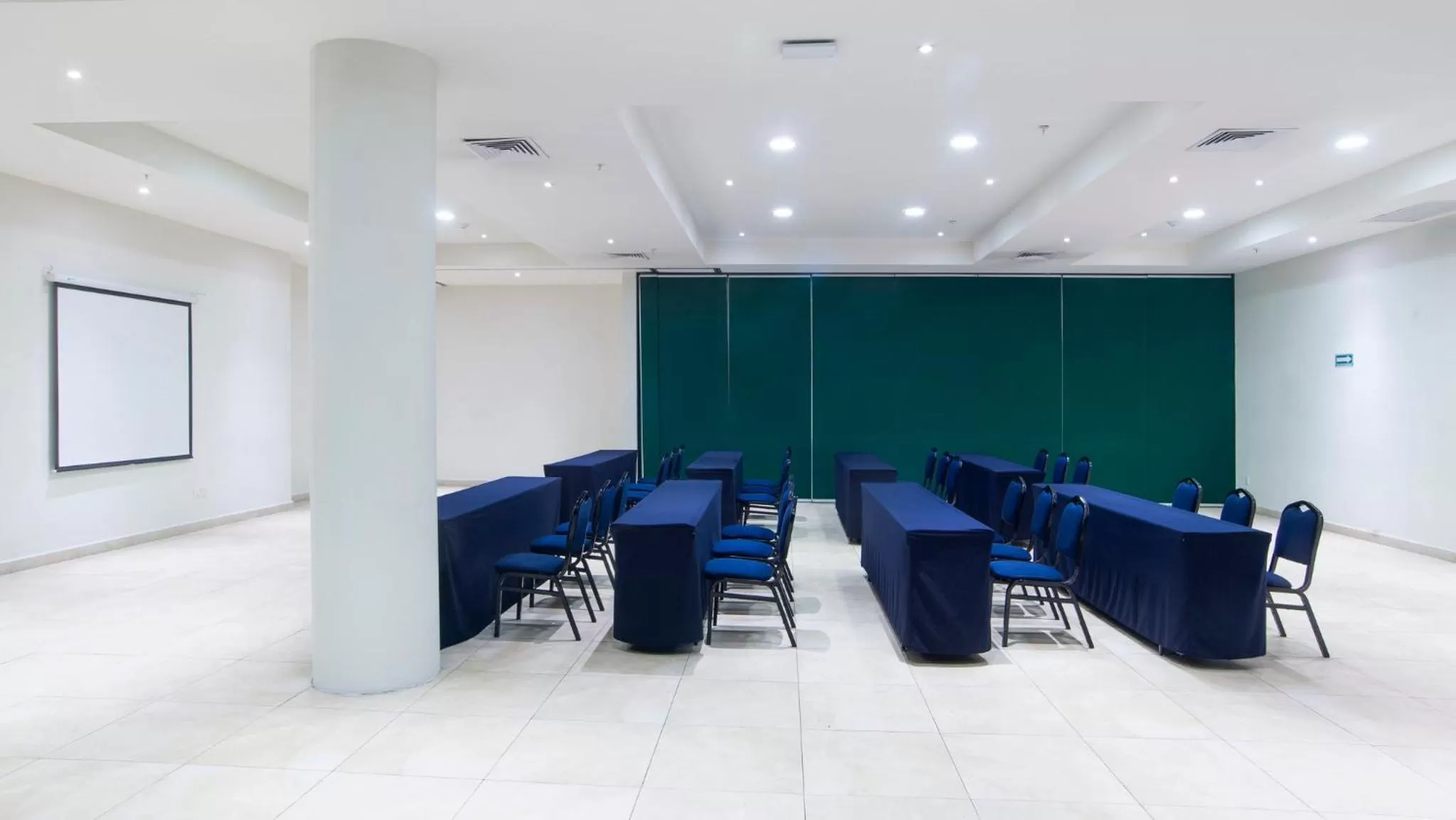 Meeting/conference room in Holiday Inn Express Xalapa by IHG