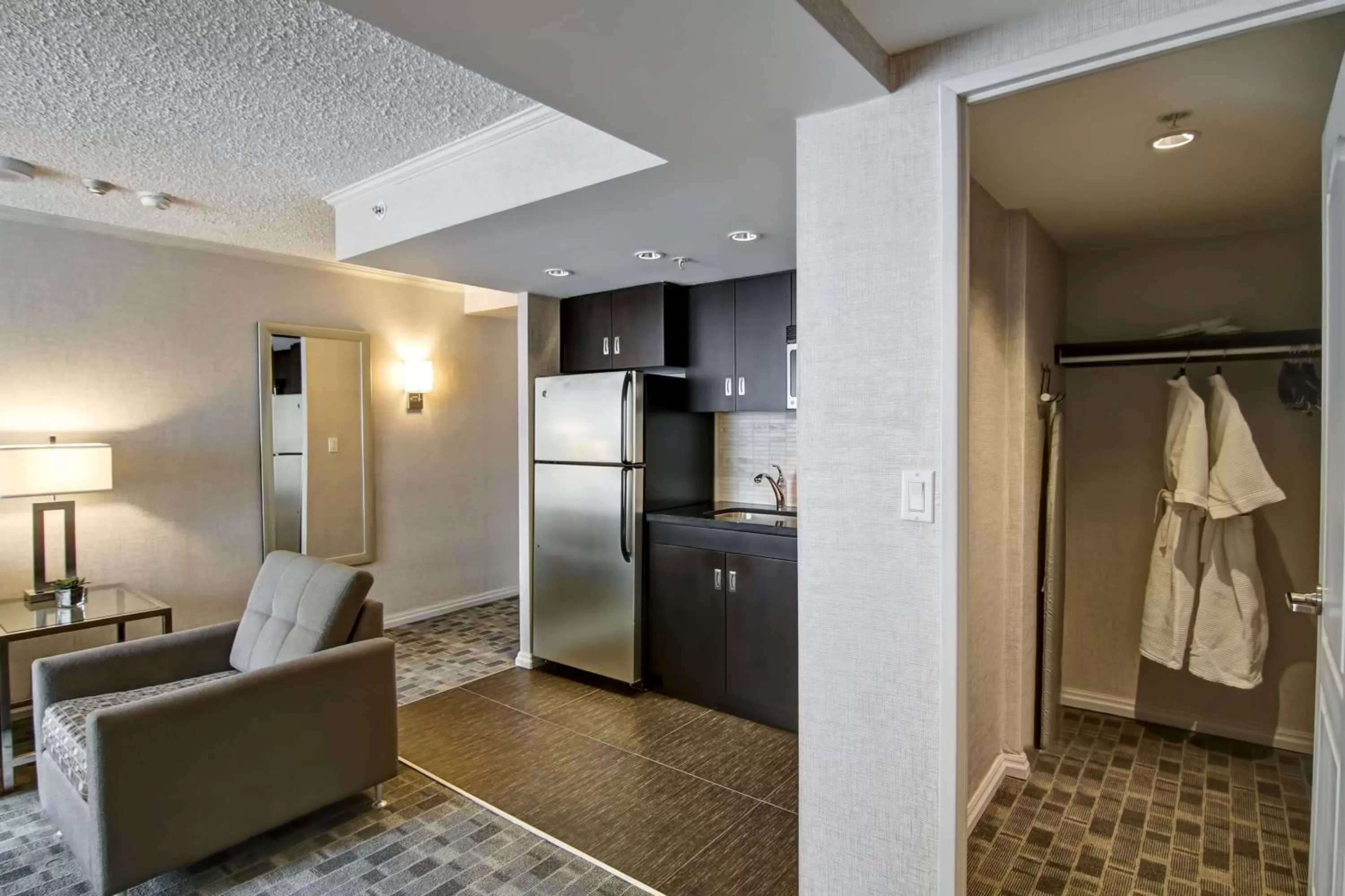 Living room in DoubleTree by Hilton Toronto Downtown