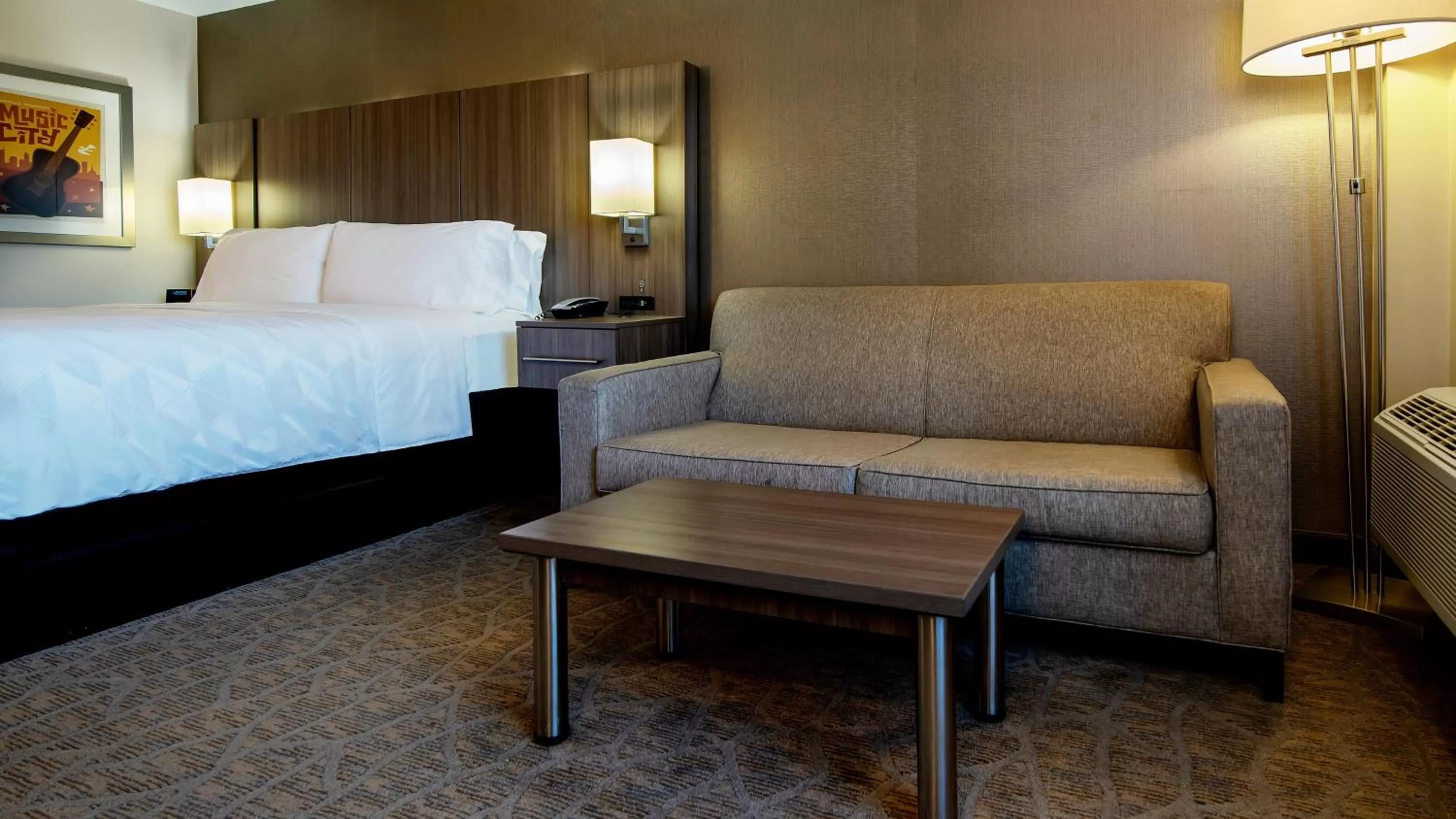 Photo of the whole room, Bed in Holiday Inn Nashville - Vanderbilt - Dwtn by IHG