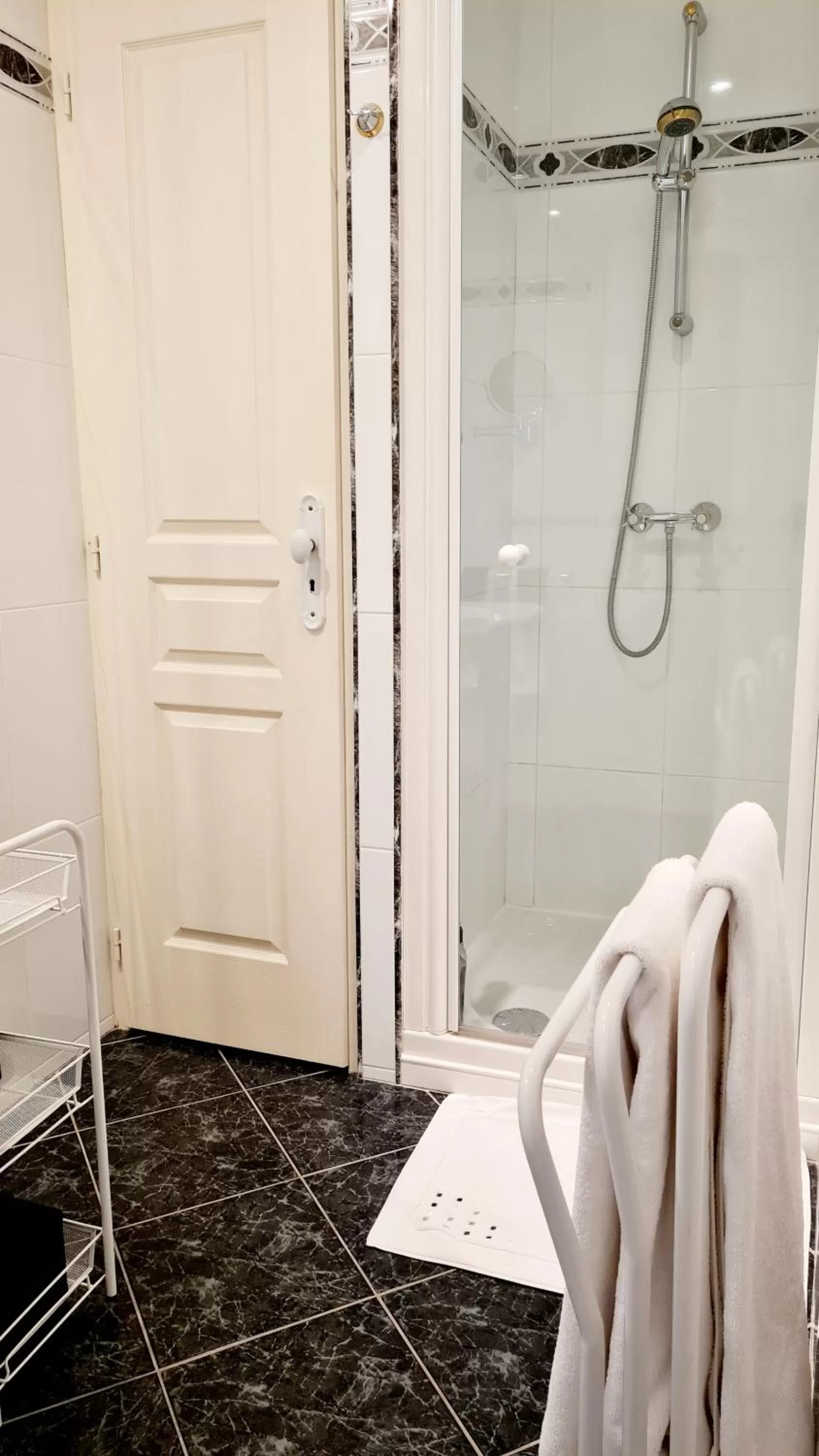 Shower, Bathroom in Le Plessis BBB