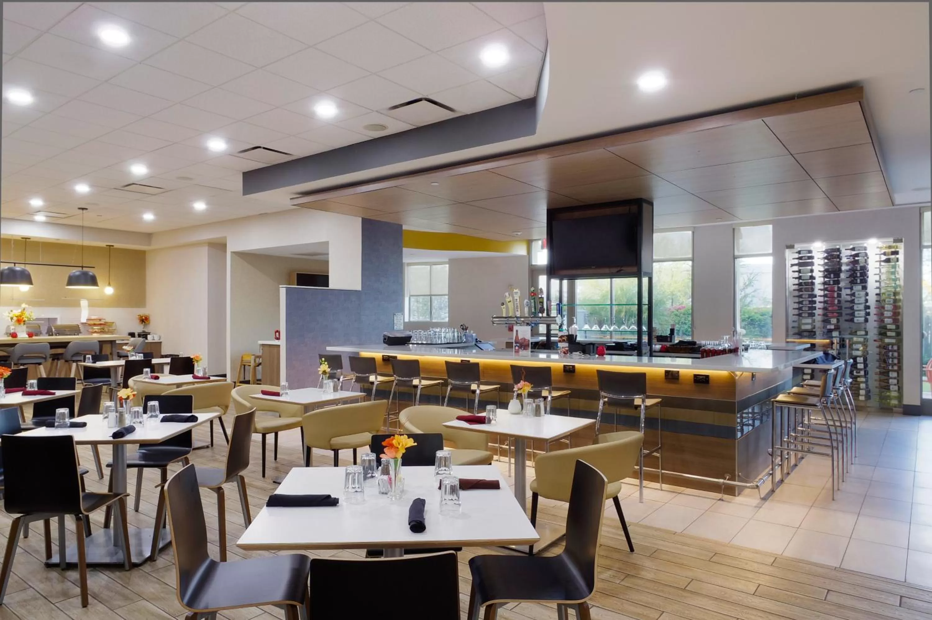 Lounge or bar in Holiday Inn & Suites Phoenix Airport by IHG
