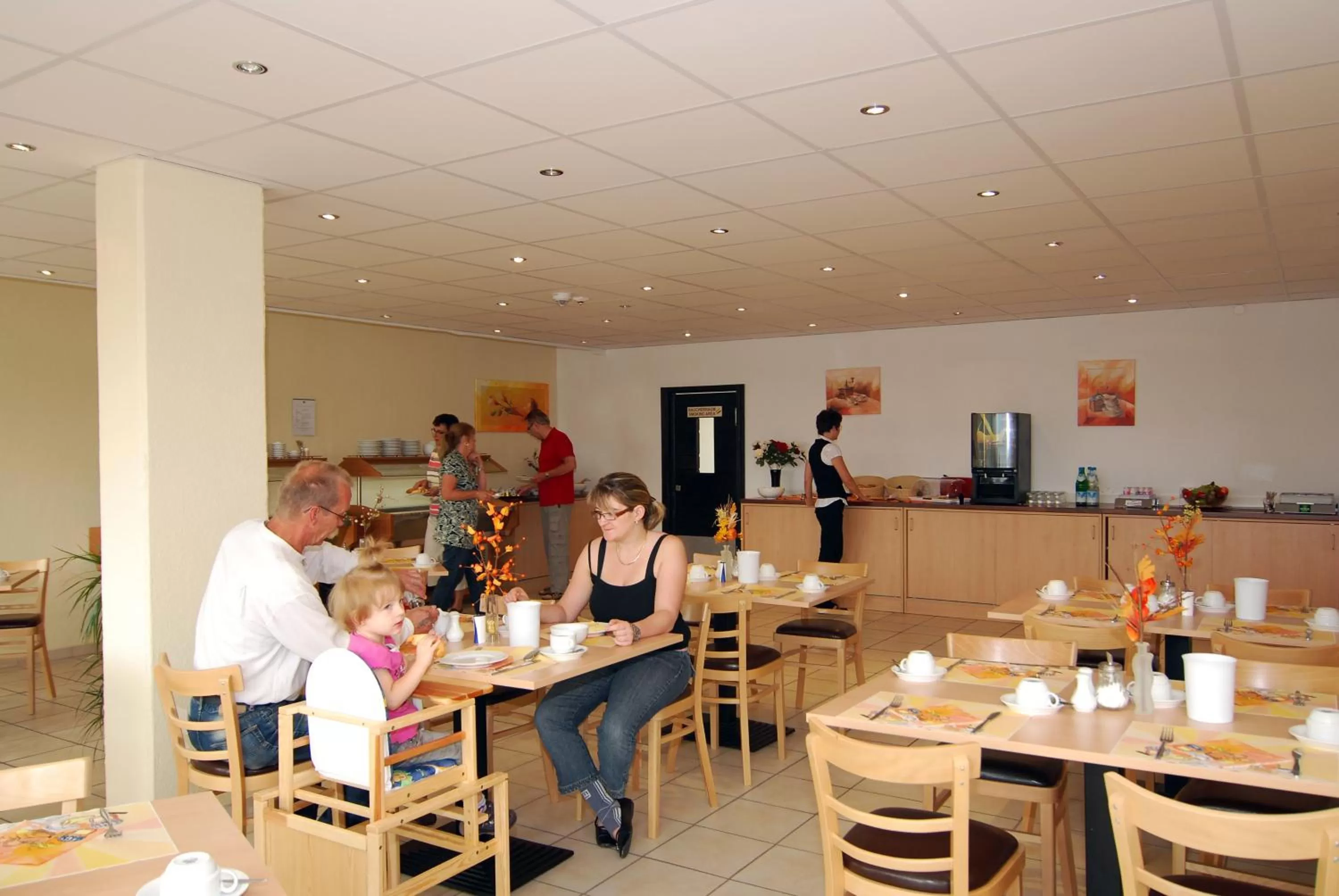 Restaurant/places to eat in Opal Hotel