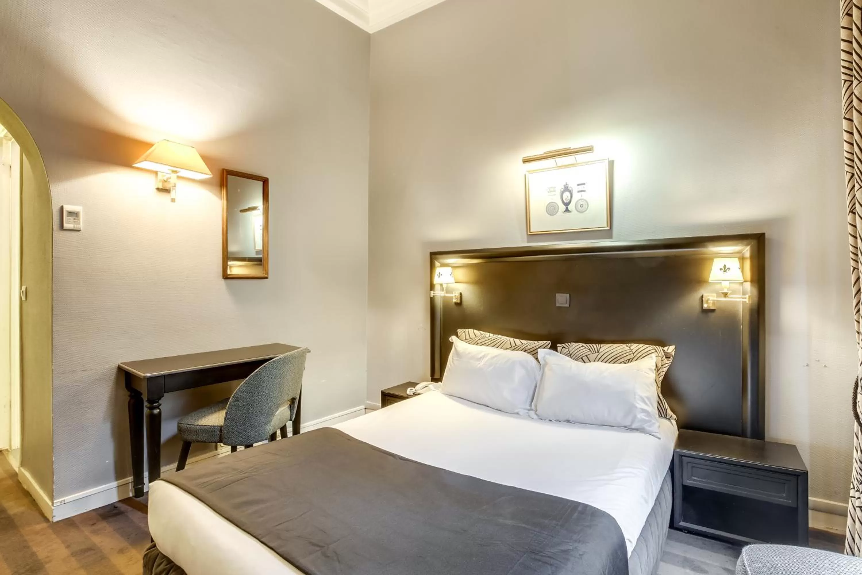 Bed in Hotel Opera Maintenon