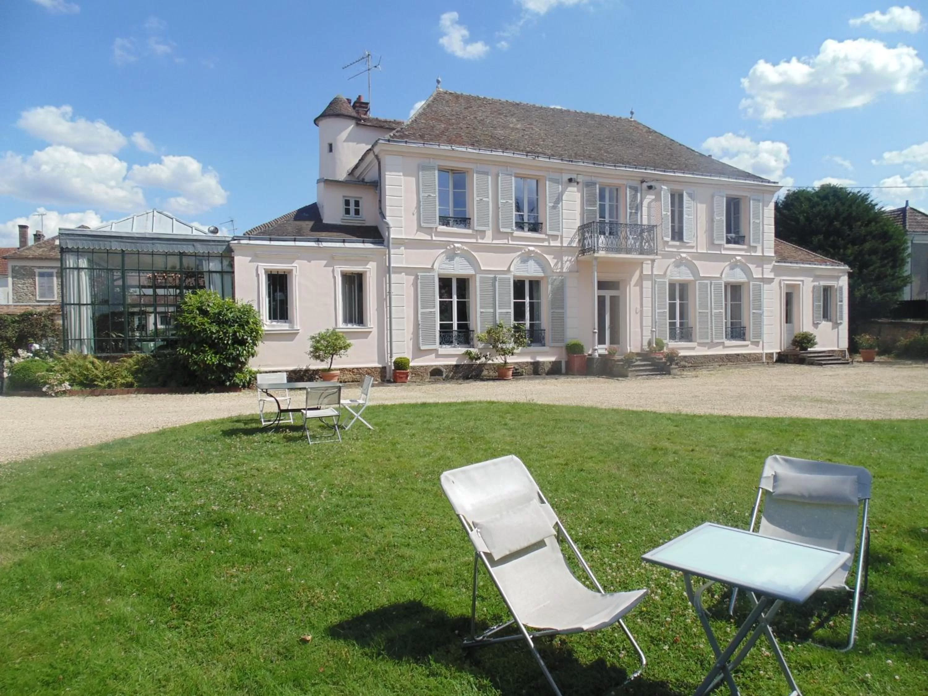 Facade/entrance in Clos Saint Nicolas