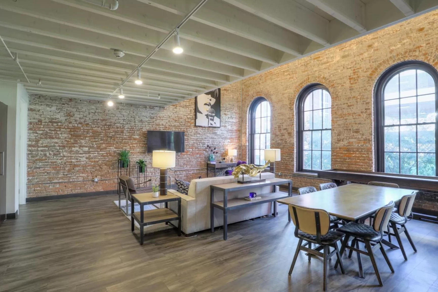Dining area in Studio 154 Hotel