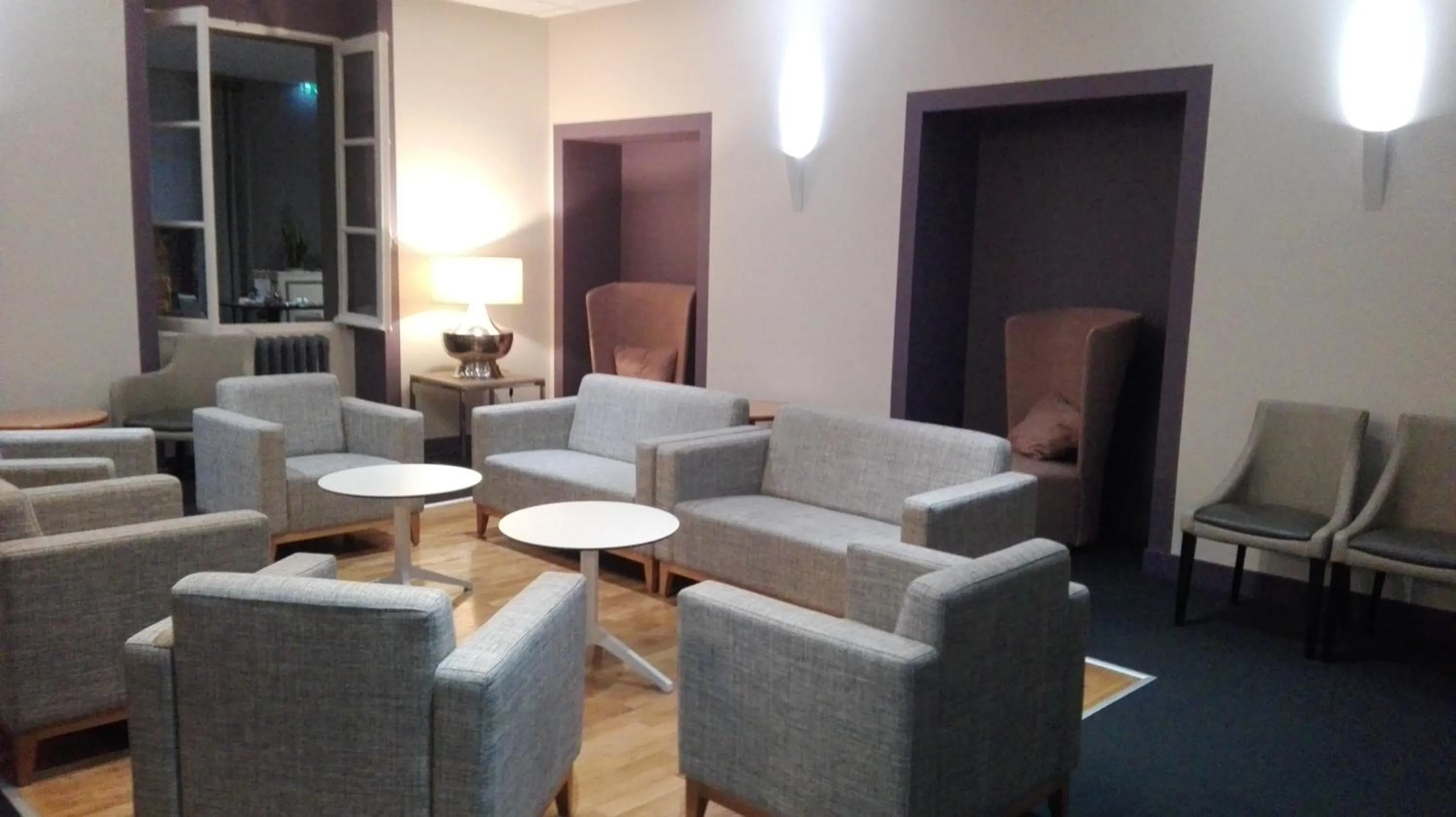 Lounge or bar in Logis Au Grand Hotel et son restaurant