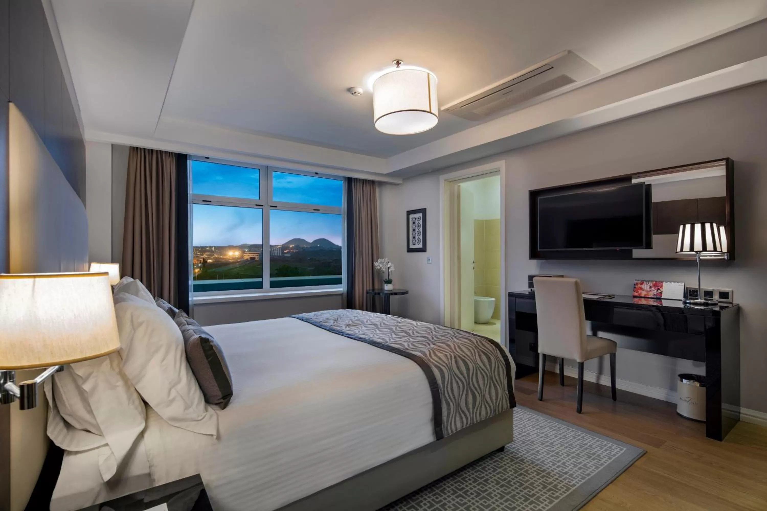 Bedroom, Bed in Fraser Suites Abuja