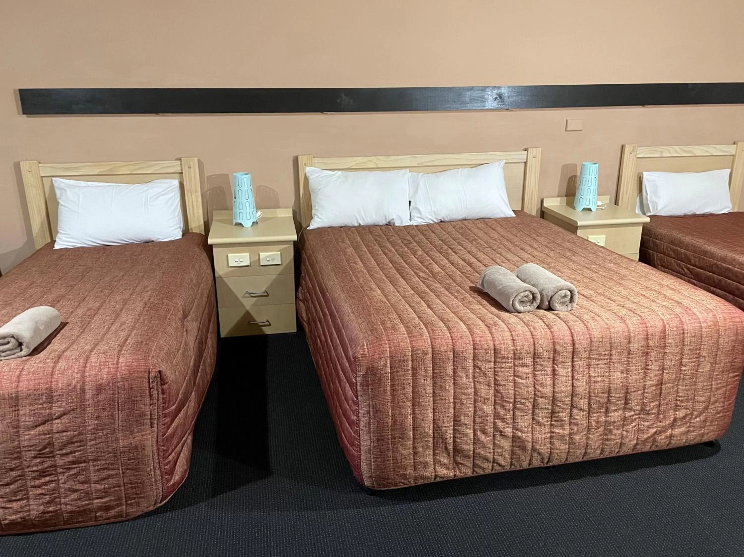 Bed in Countryman Motor Inn Cowra