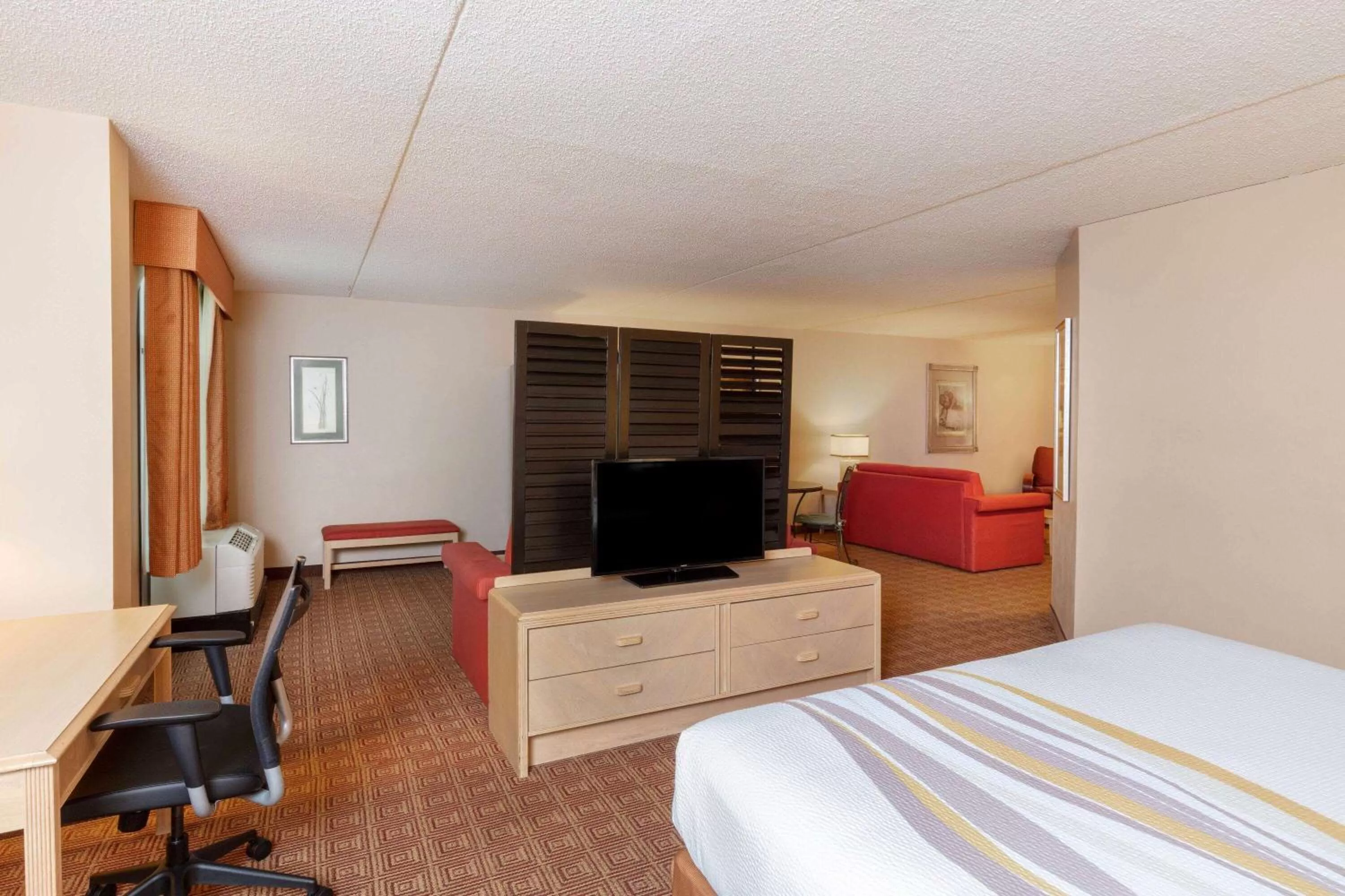 Photo of the whole room, Bed in La Quinta by Wyndham Garden City