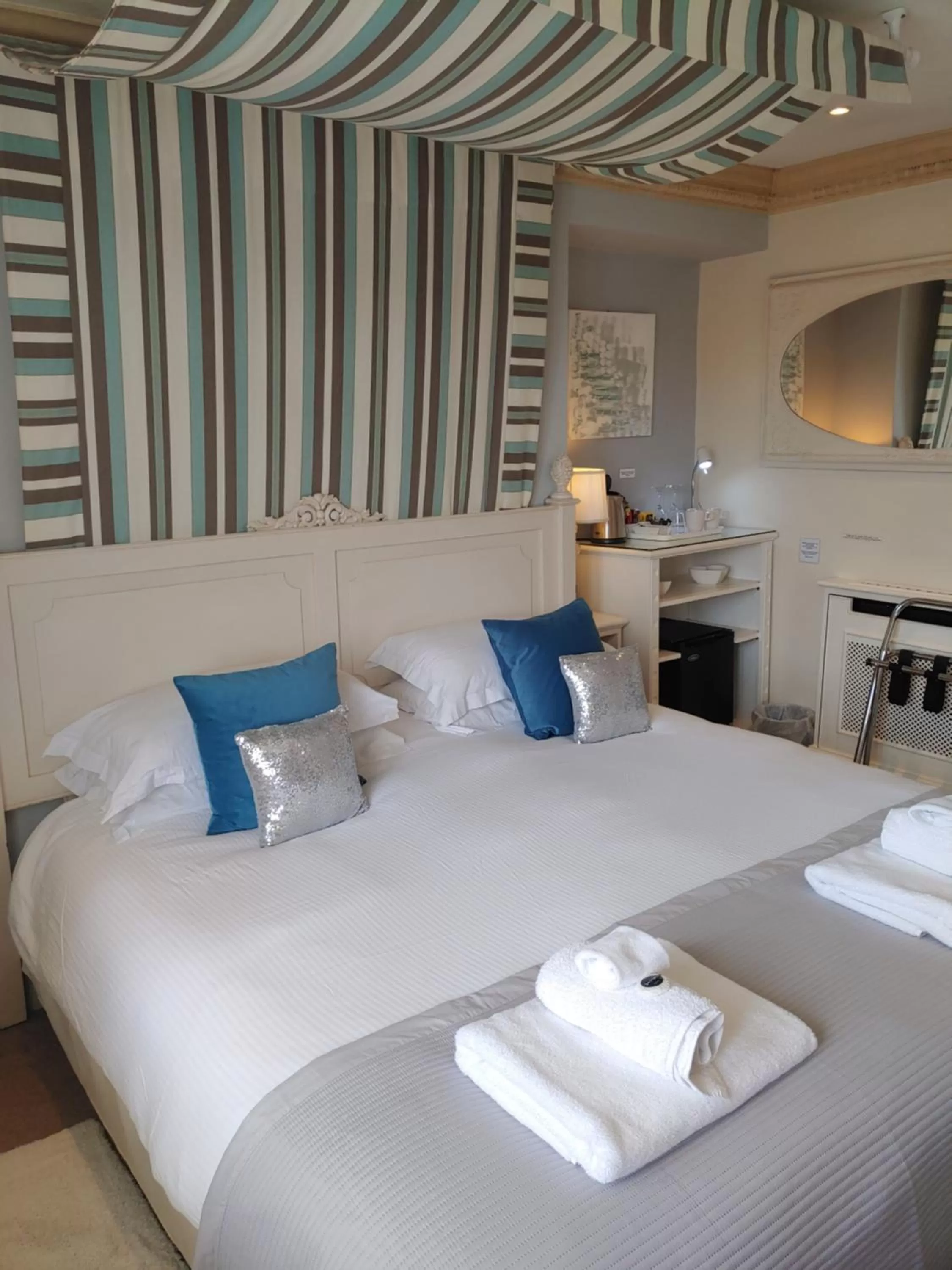 Bed in The Bath House Boutique B&B - IN-ROOM Breakfast - FREE parking