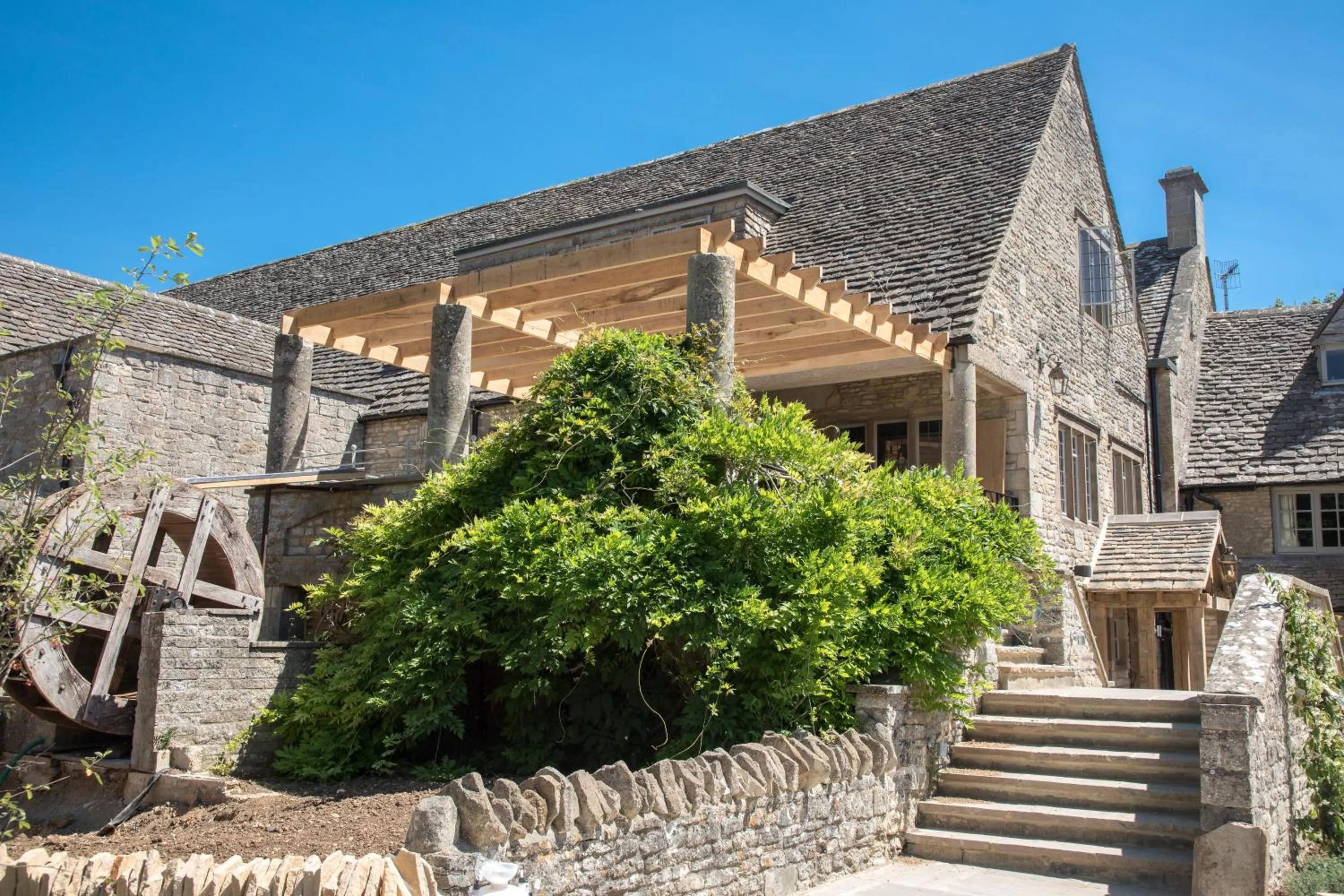 Facade/entrance in The Frogmill Hotel