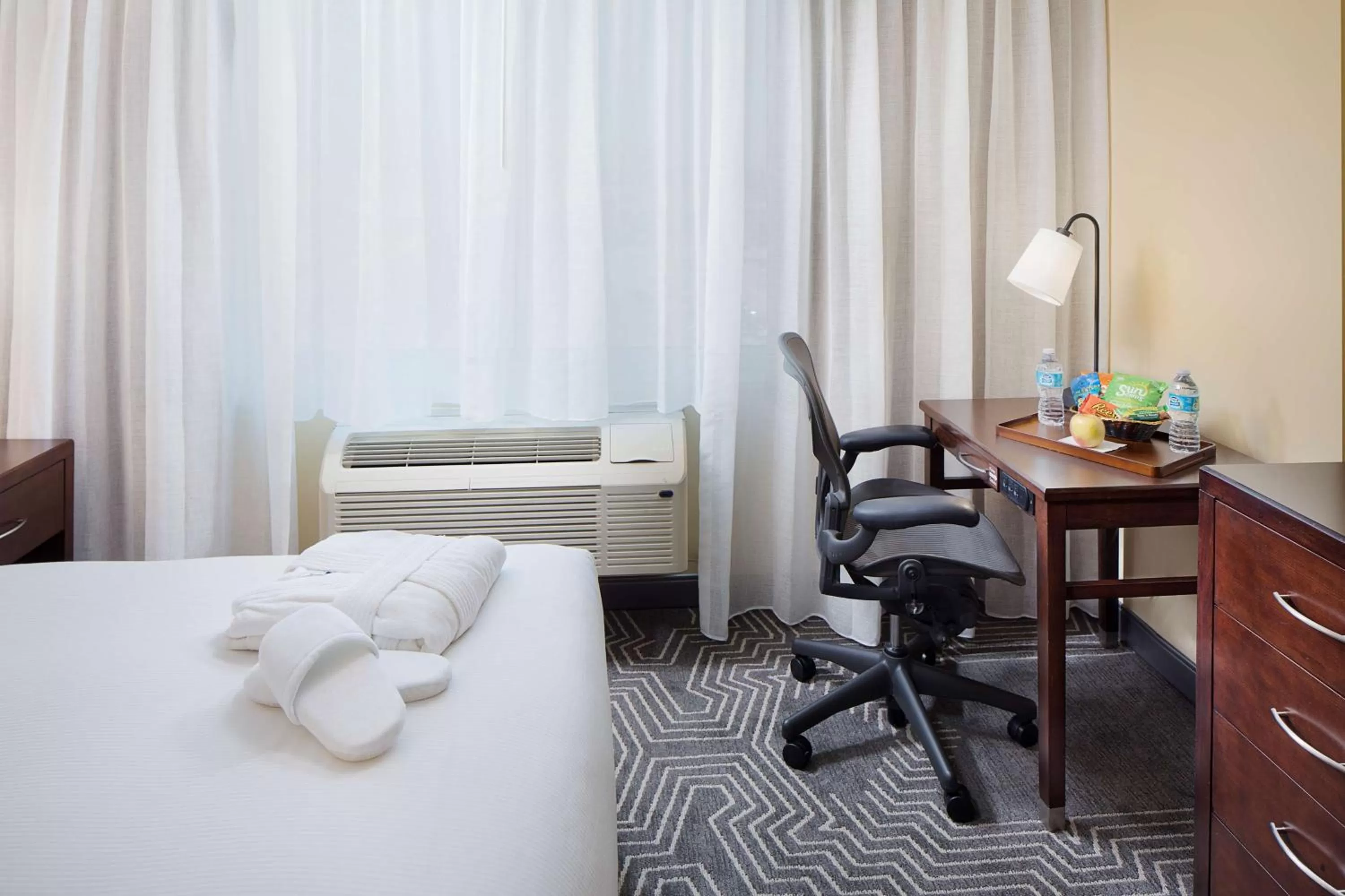 Bedroom, Bed in DoubleTree by Hilton Los Angeles/Commerce