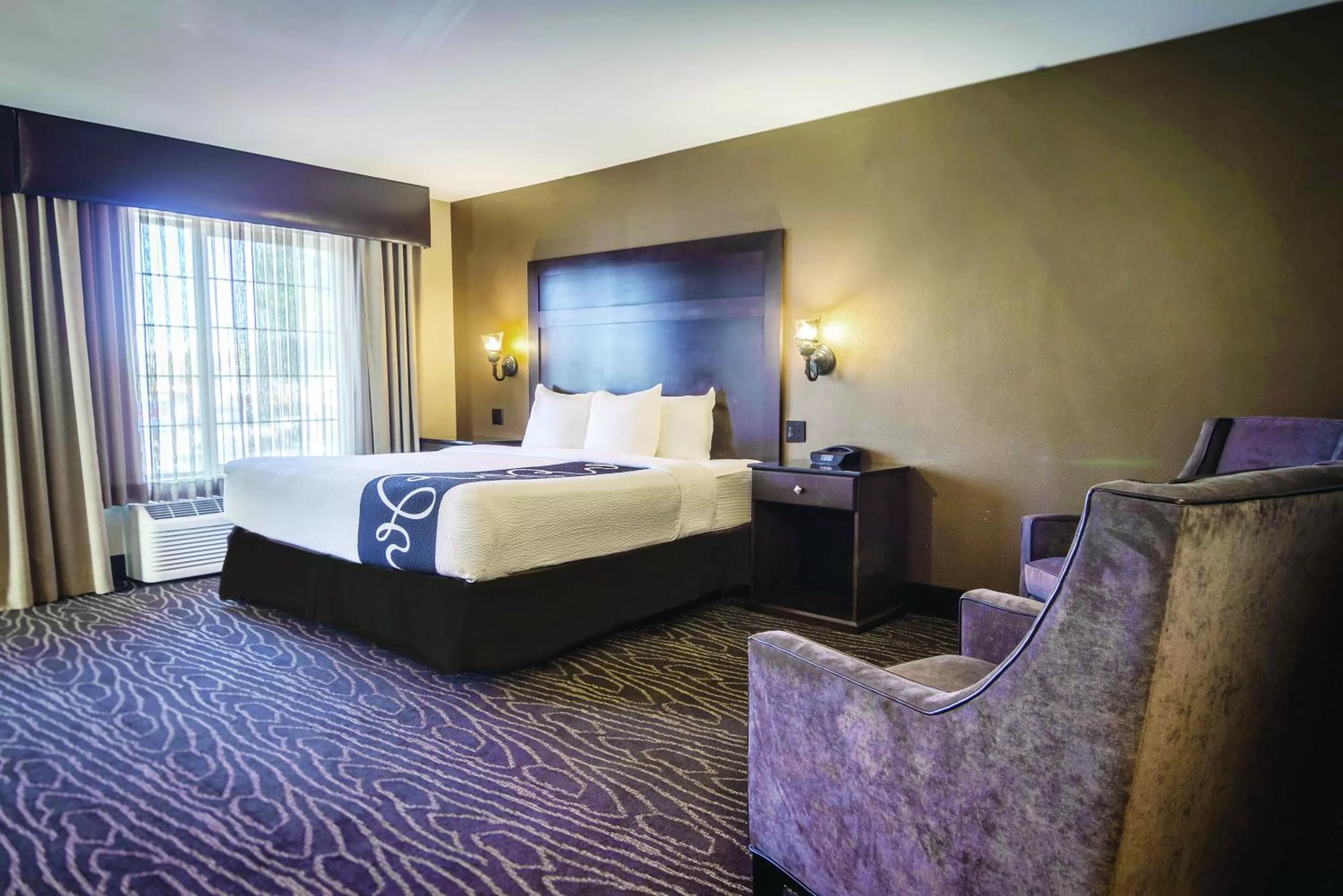 Photo of the whole room, Bed in La Quinta by Wyndham Eugene